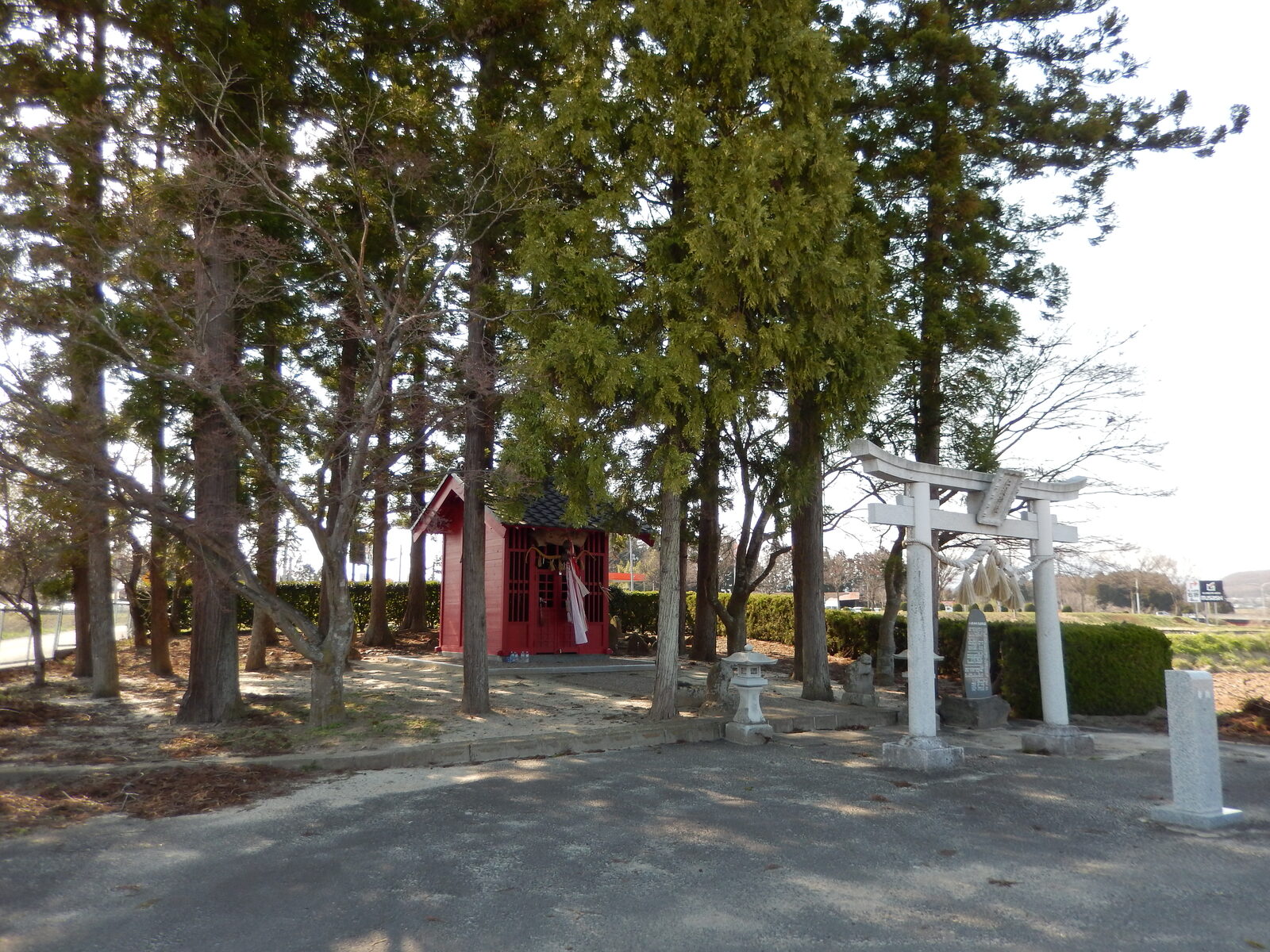 田園に囲まれた仁渡神社の小さな祠と鳥居