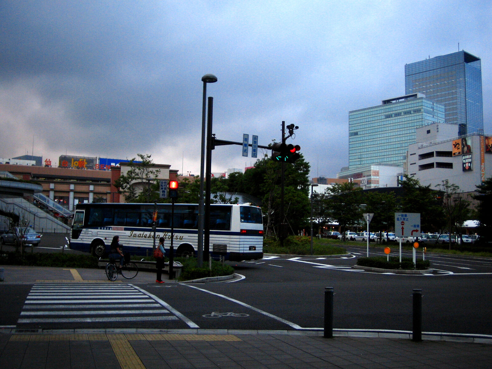 夕暮れの仙台駅前の街並み