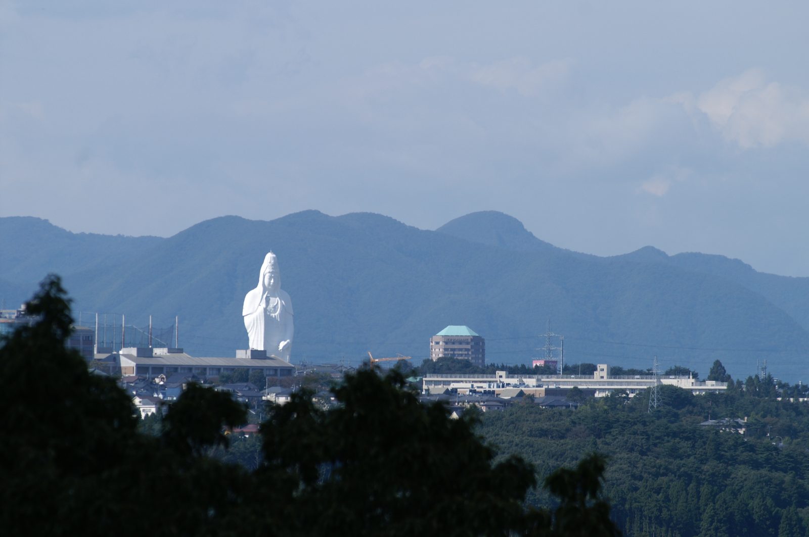船形連峰と住宅街を背景にそびえる仙台大観音