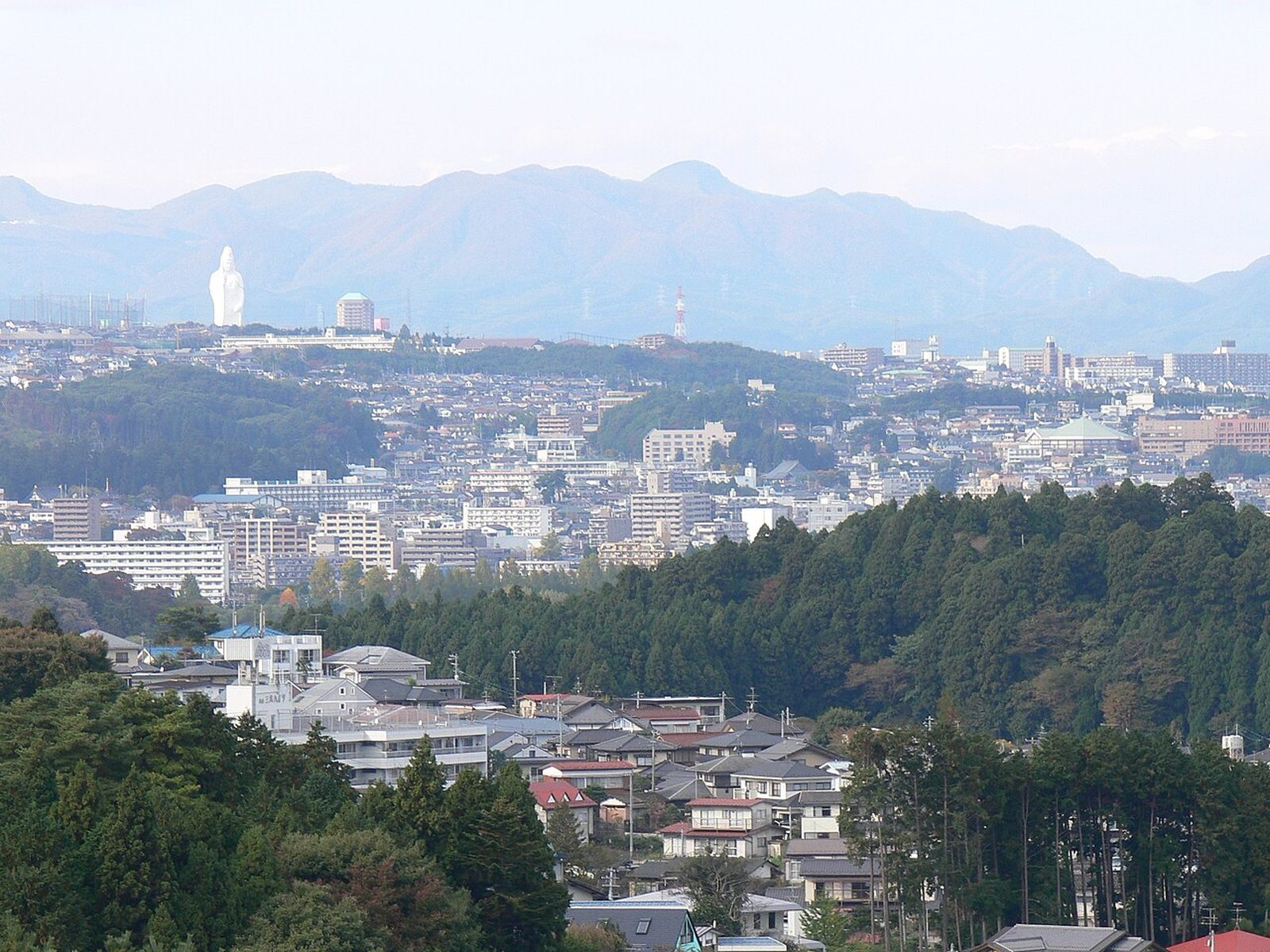 仙台市街の丘の上に見える仙台大観音の遠景