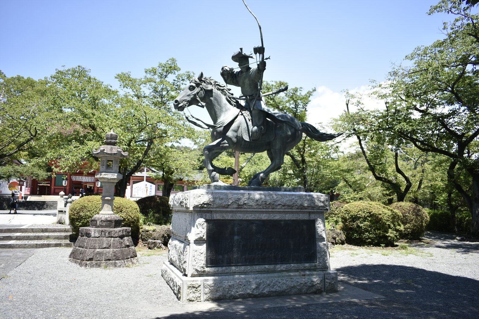境内の流鏑馬の像