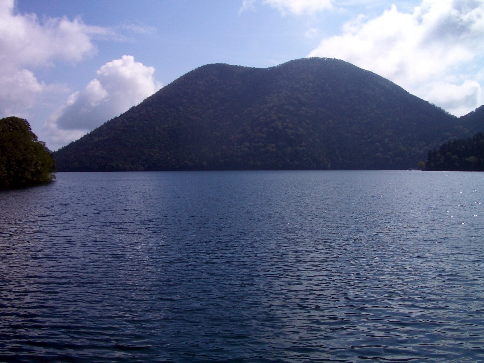 天望山を望む標高810mの然別湖