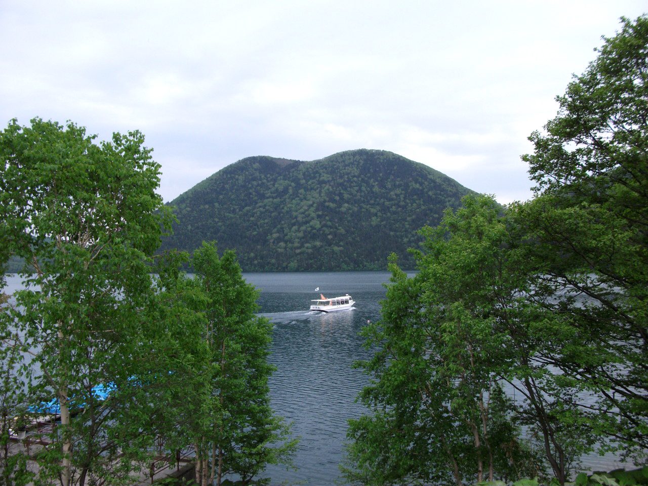 然別湖の静かな水面と周囲の山々