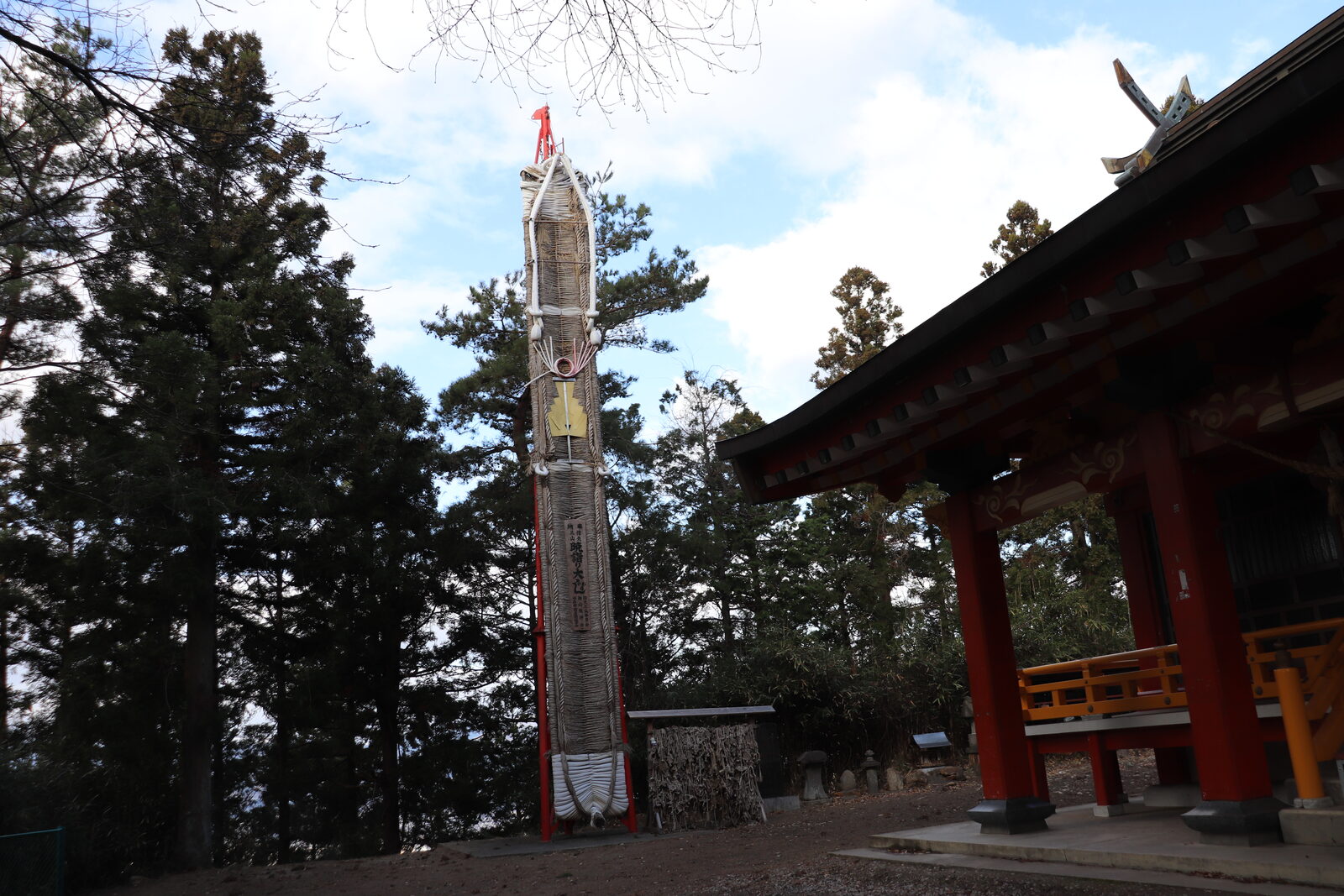 信夫山羽黒神社のそばに保管される日本一の大わらじ