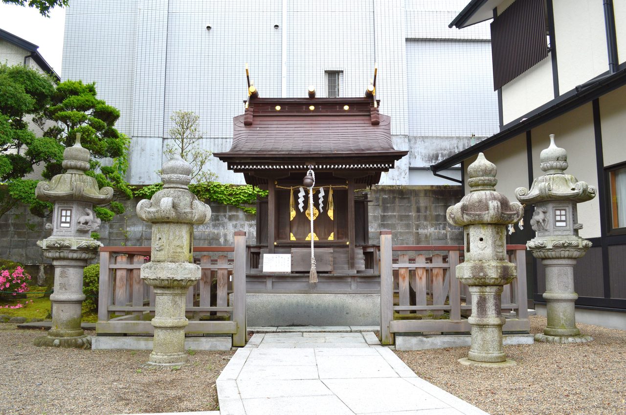 御釜神社の本殿と両脇に並ぶ石灯籠