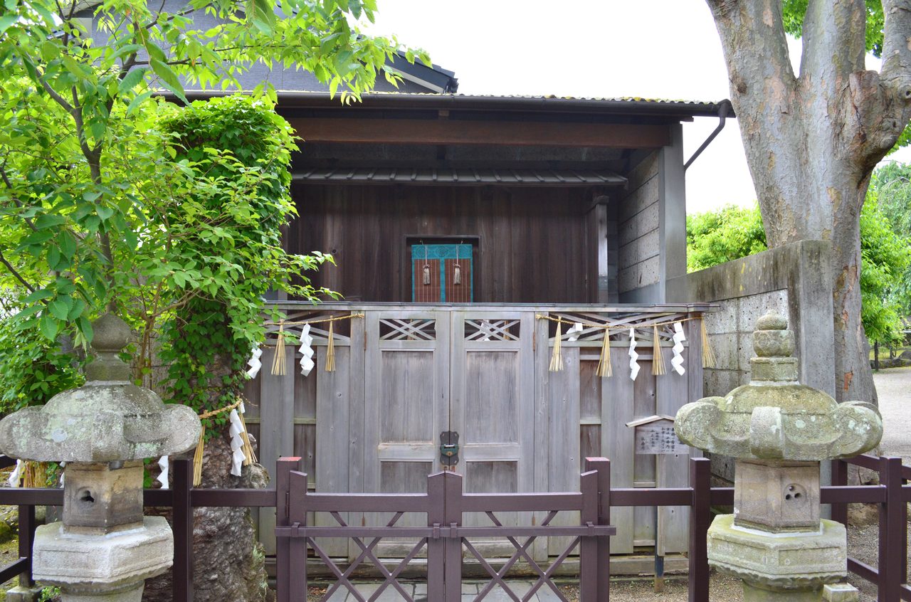 神釜を納めた覆屋の格子戸としめ縄
