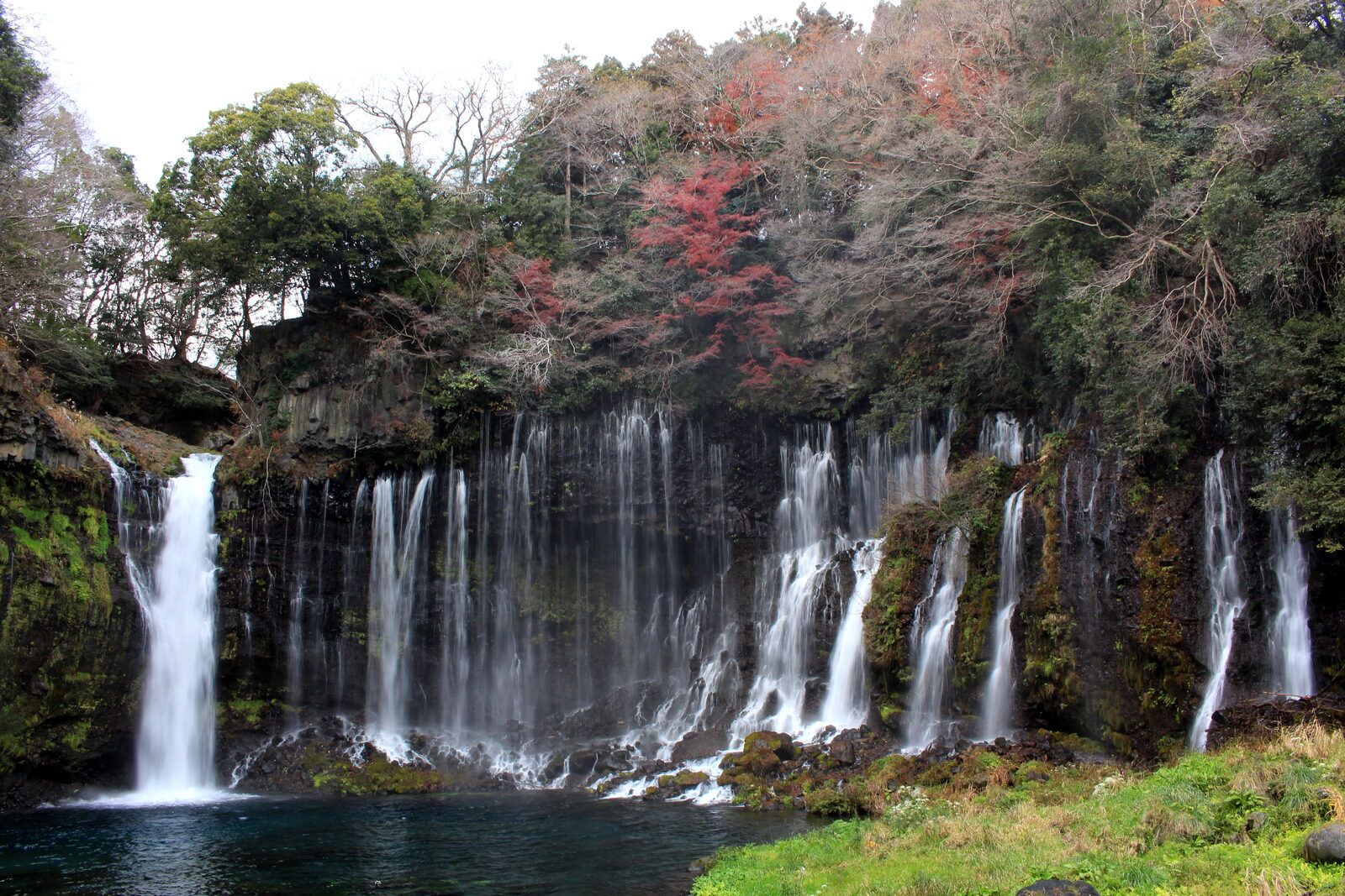 絶壁一面から流れ落ちる白糸の滝の全景