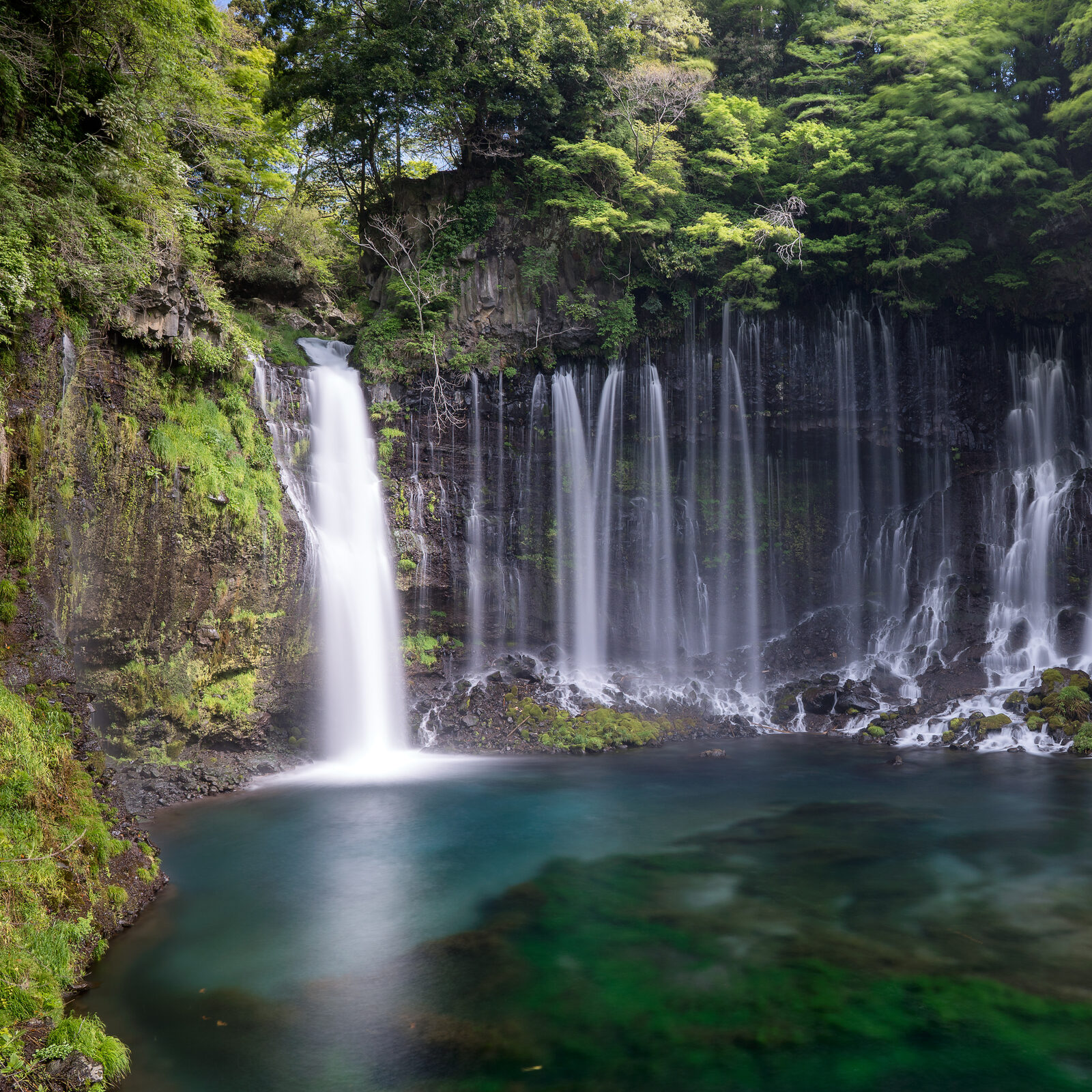 エメラルド色の滝つぼと白糸の滝
