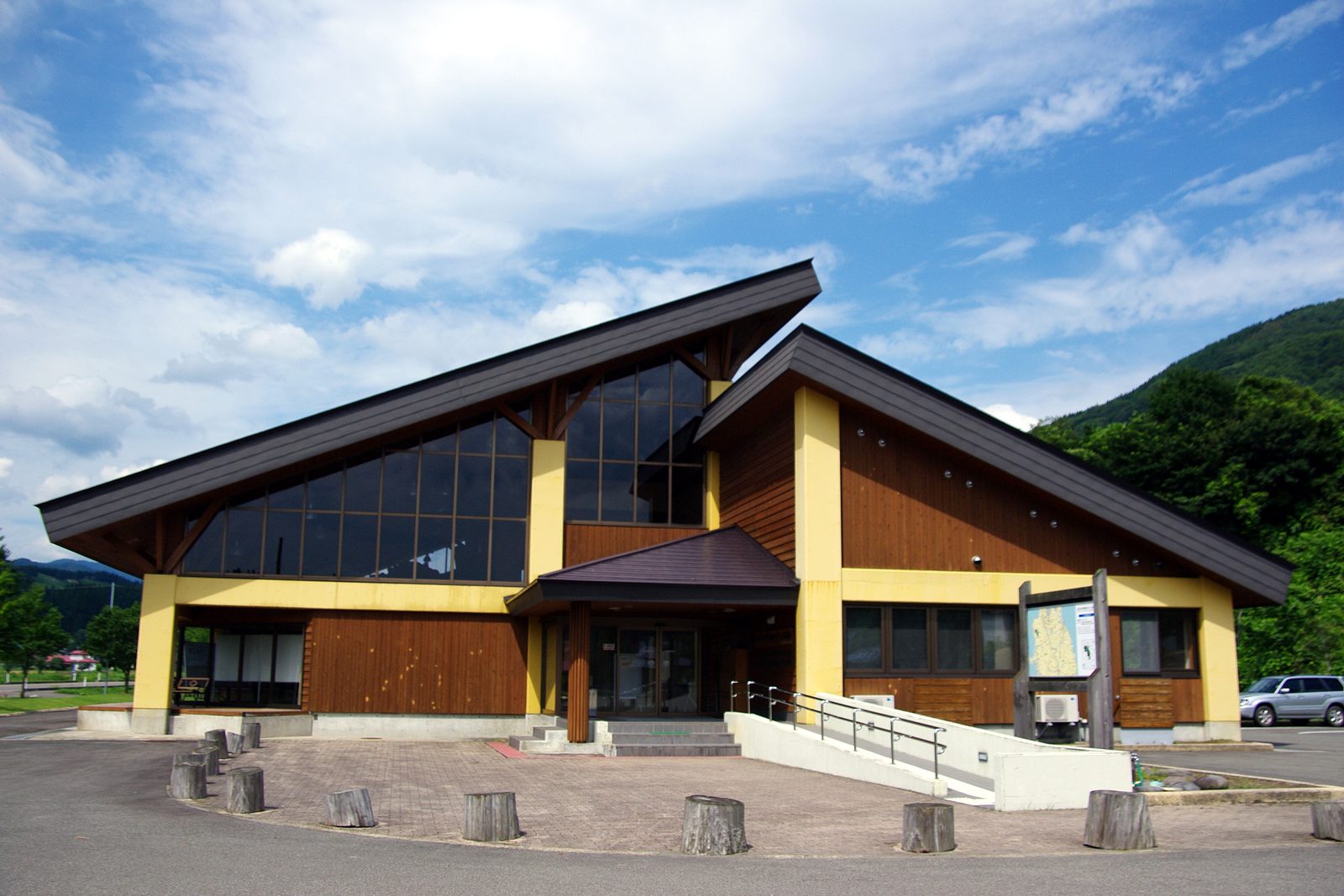 白神山地世界遺産センター藤里館の外観