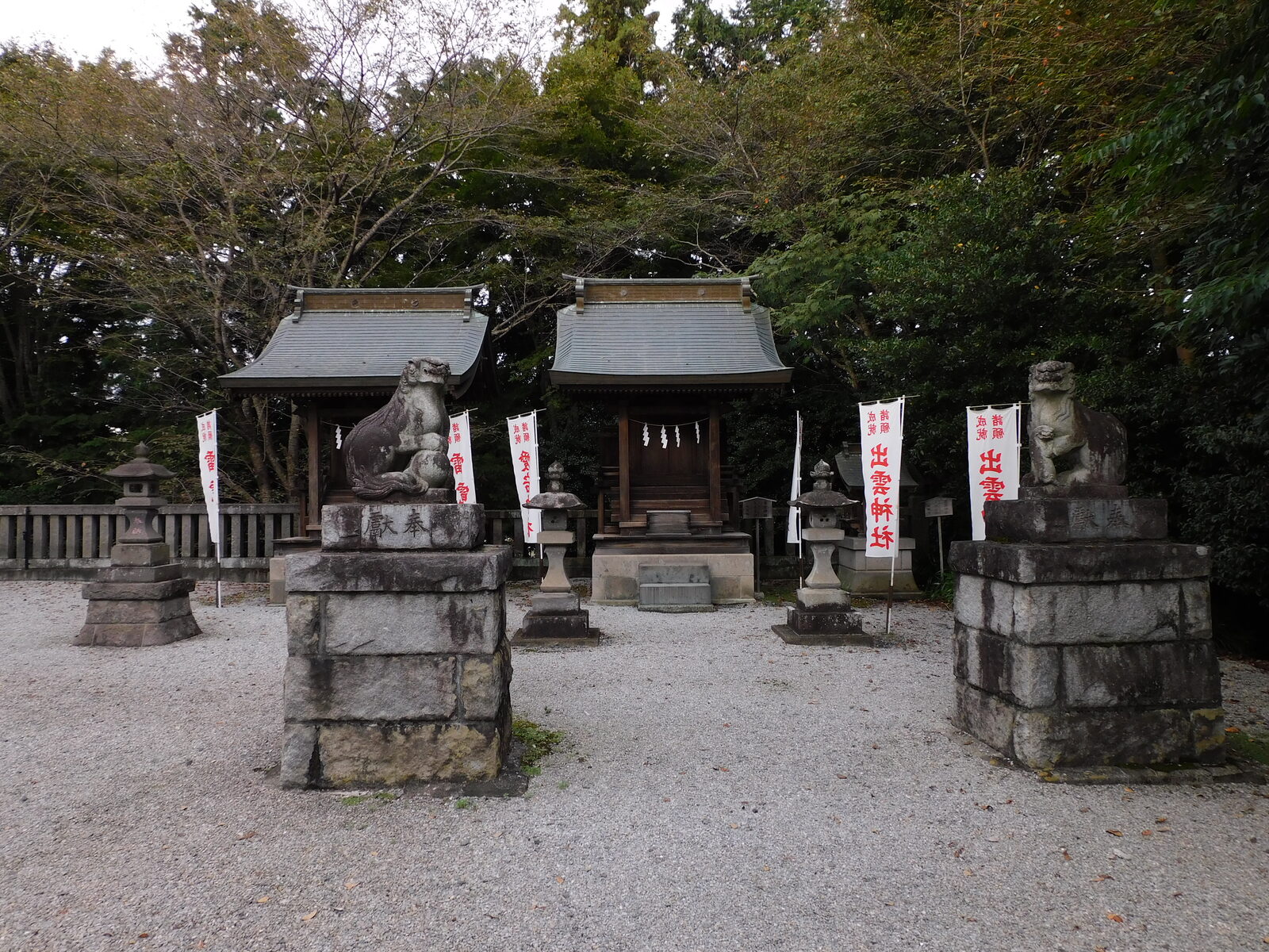 白鷺神社境内に並ぶ摂末社