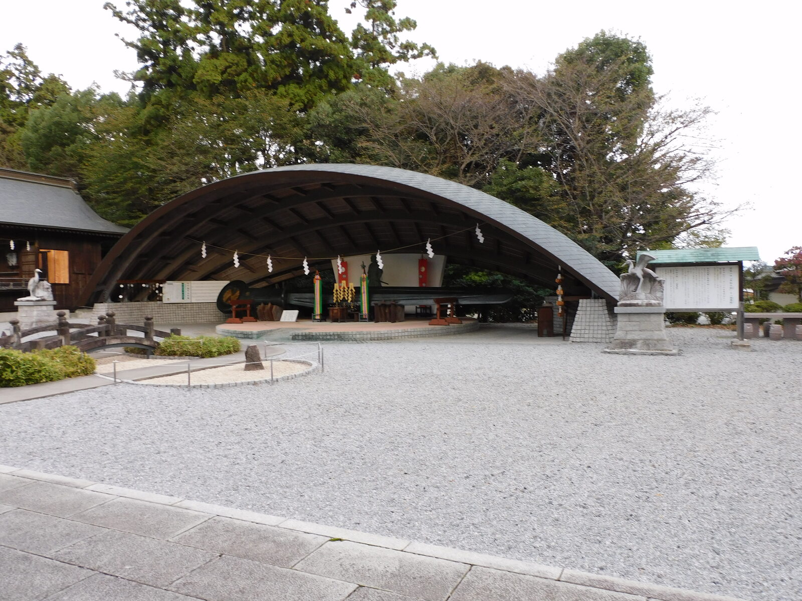 白鷺神社の平和の剣、鳥居型の覆屋に安置された青銅製の剣