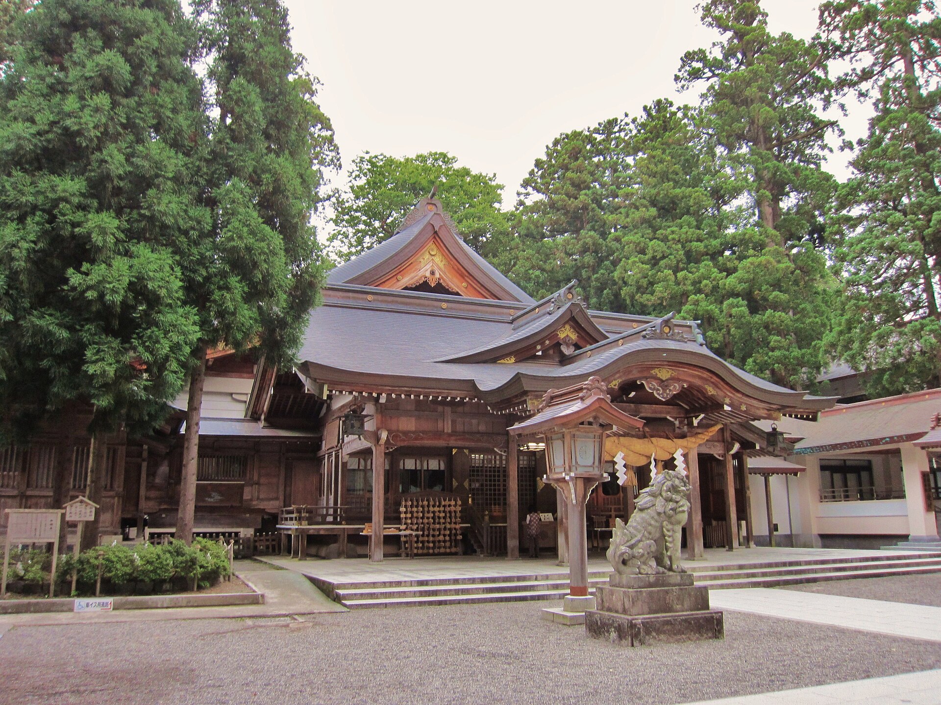白山比咩神社の外拝殿