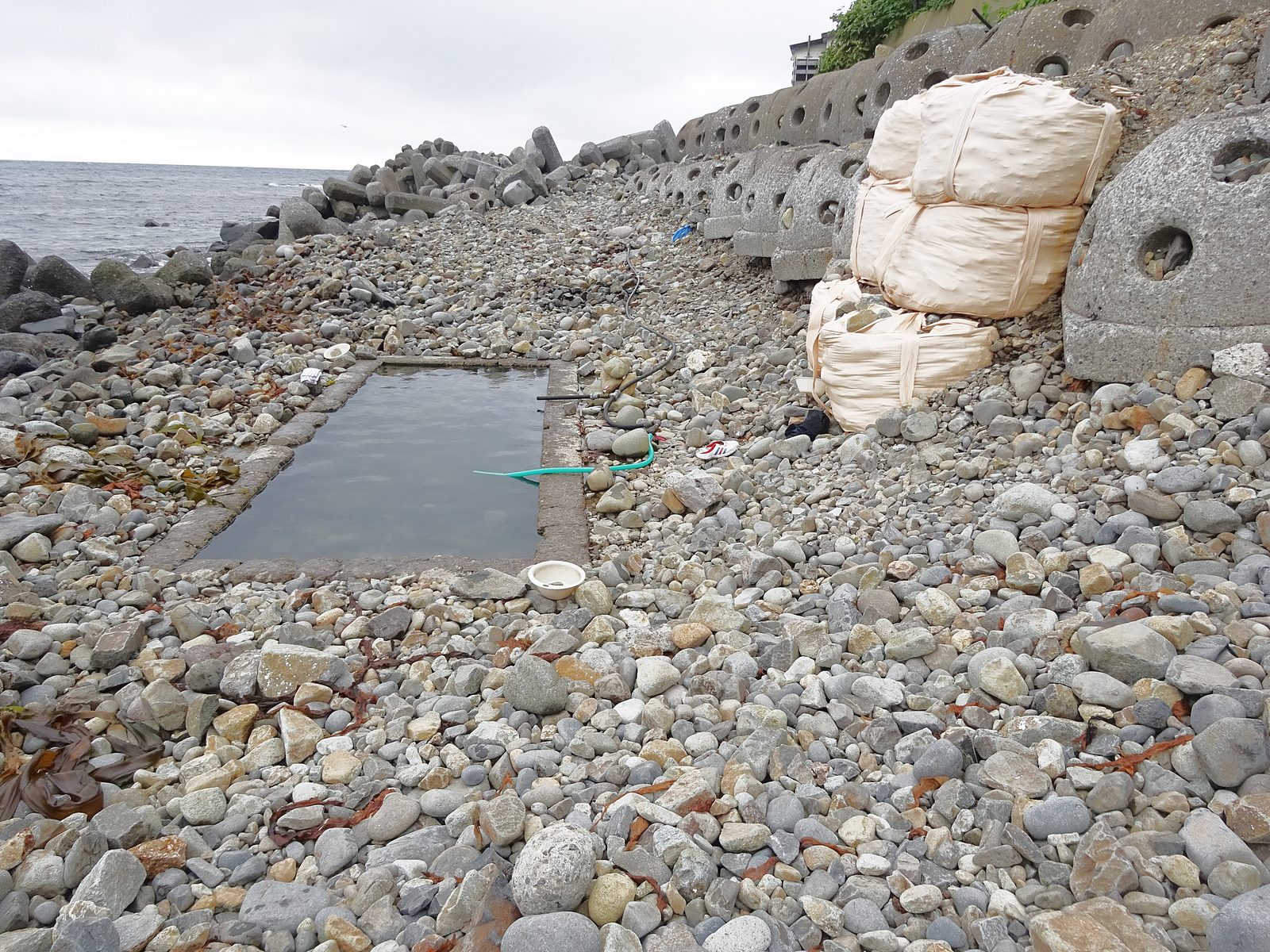 道道87号終点に湧く相泊温泉の露天風呂