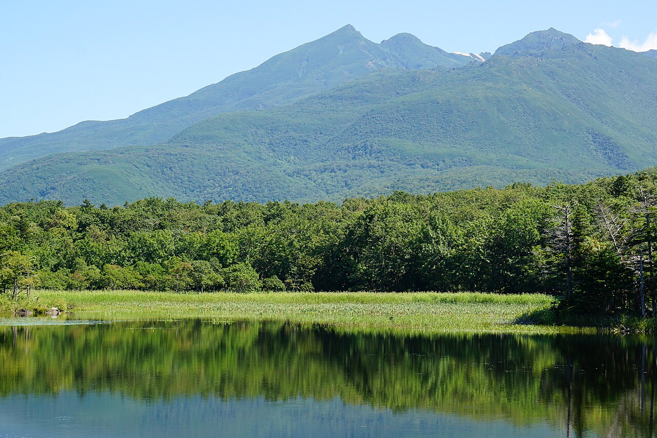 知床五湖に映る知床連山の眺望