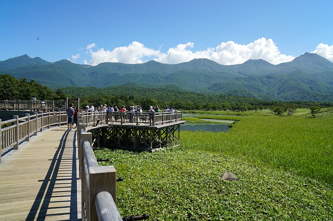 知床五湖の高架木道と湖面に映る山並み