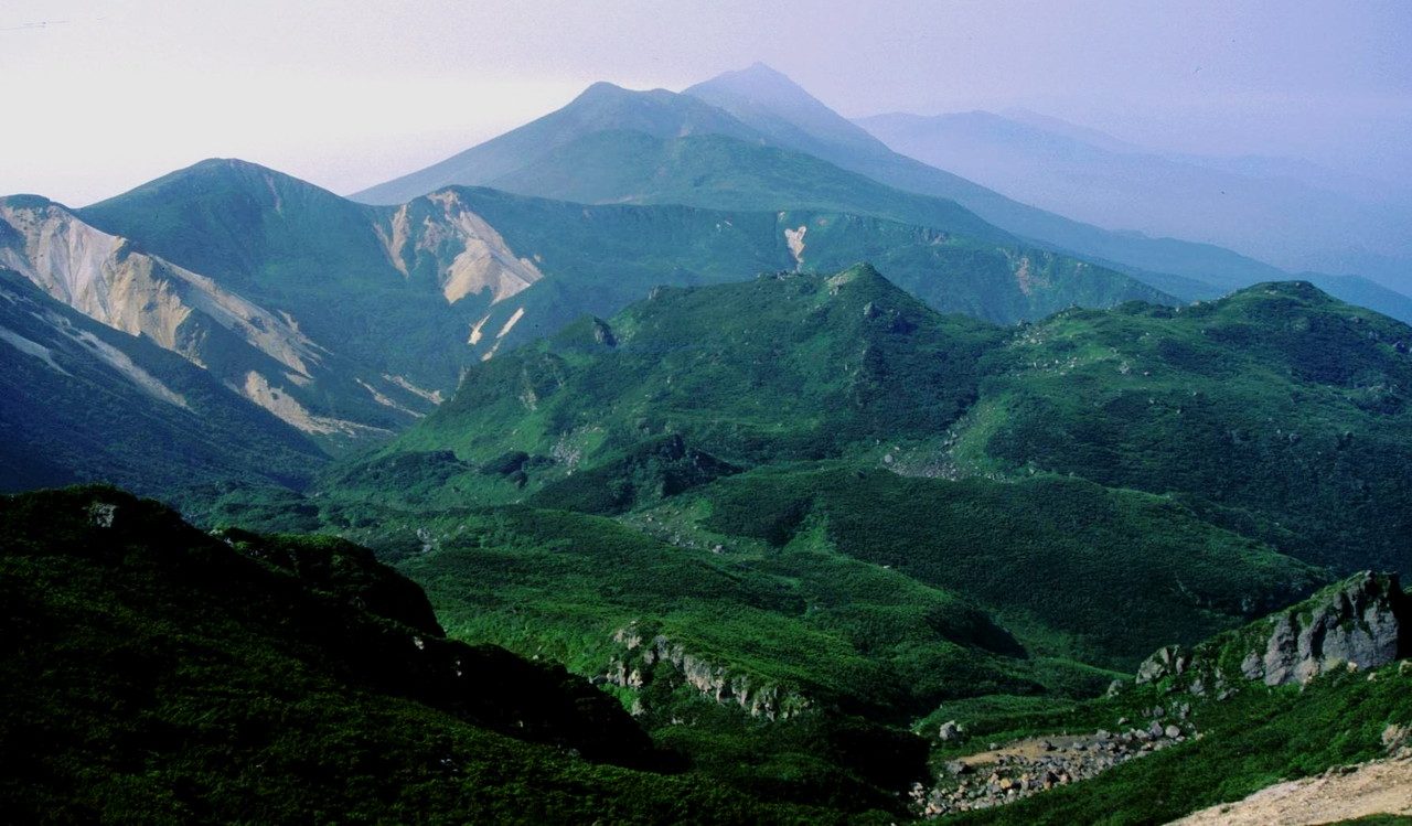 硫黄山の火口原に広がる火山礫地帯とロープ柵