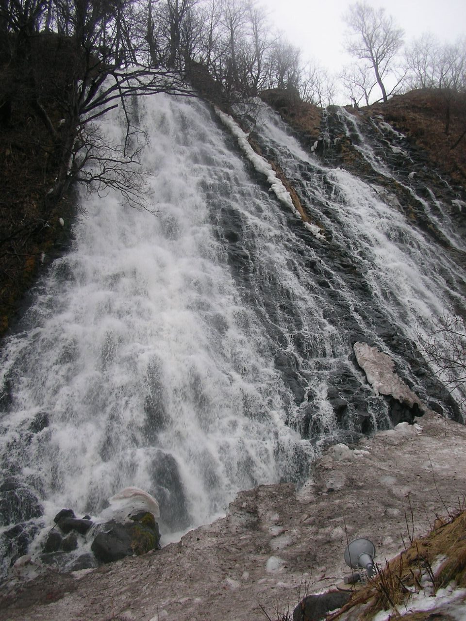 オシンコシンの滝、落差50mの二筋の流れ