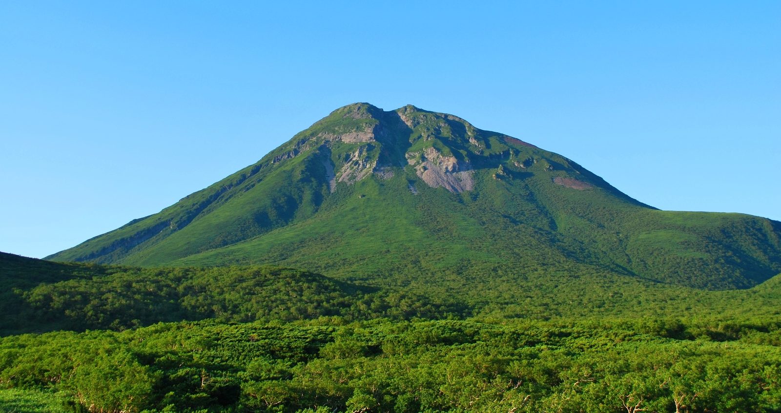 羅臼岳の稜線と登山道の眺め