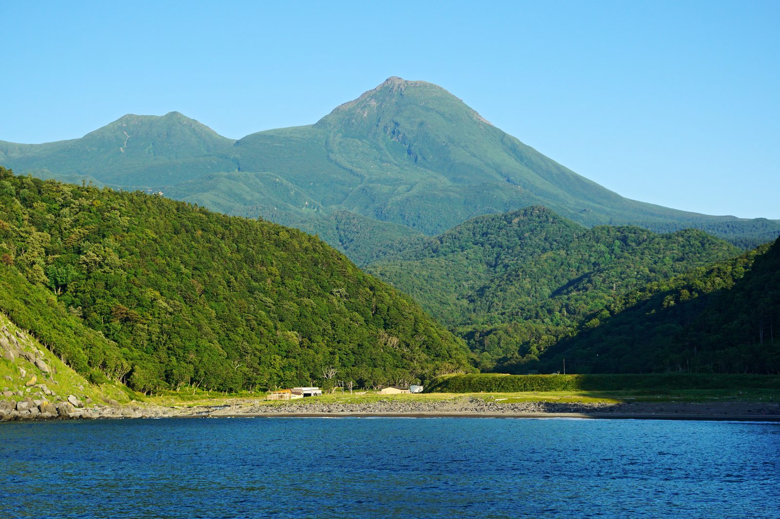オホーツク海から望む知床連山最高峰・羅臼岳