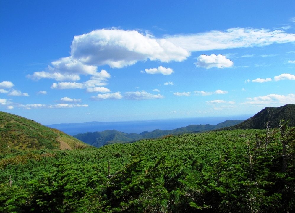 知床峠から遠くに見える国後島