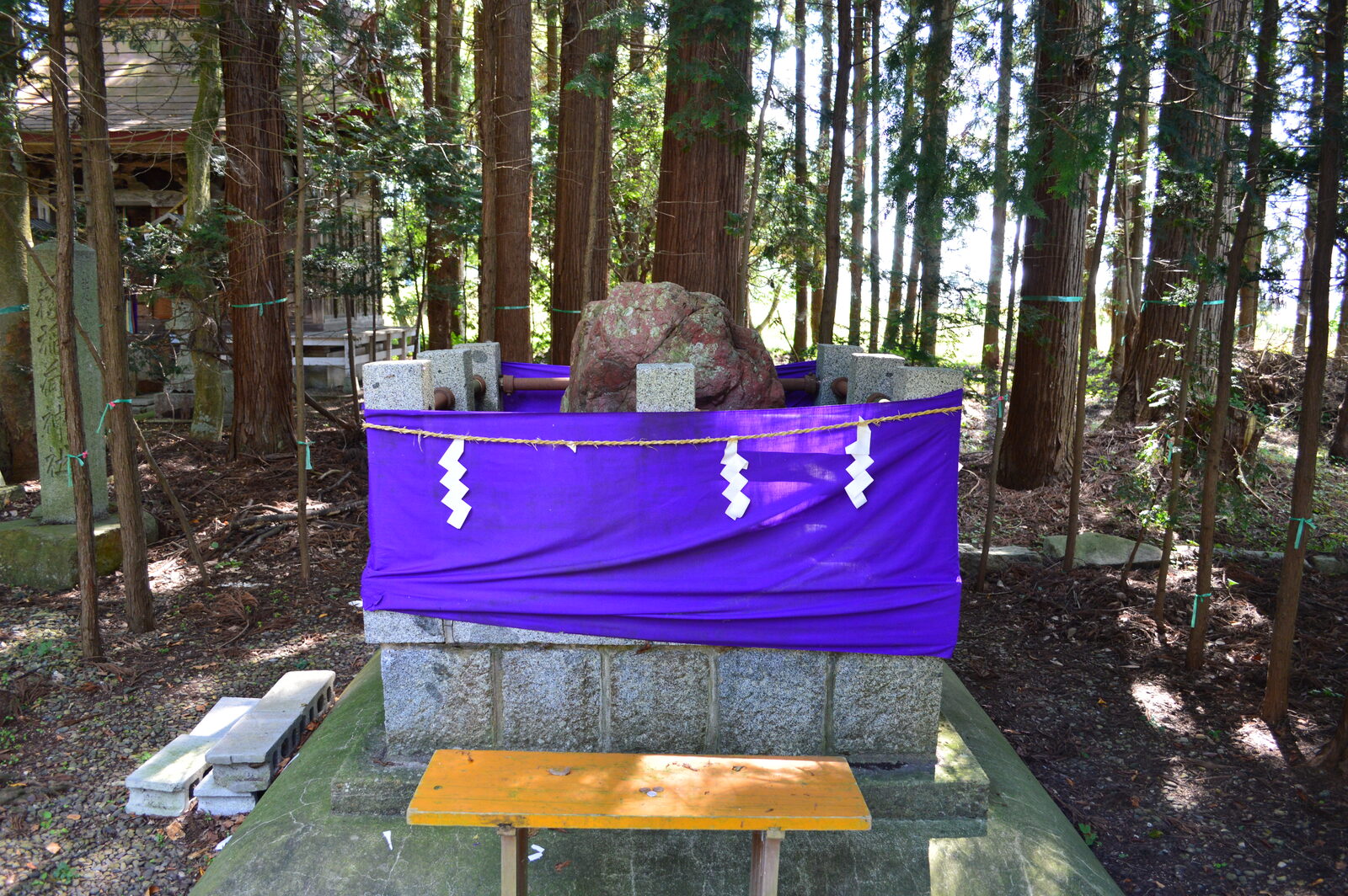 紫幕に包まれて祀られる赤石のご神体