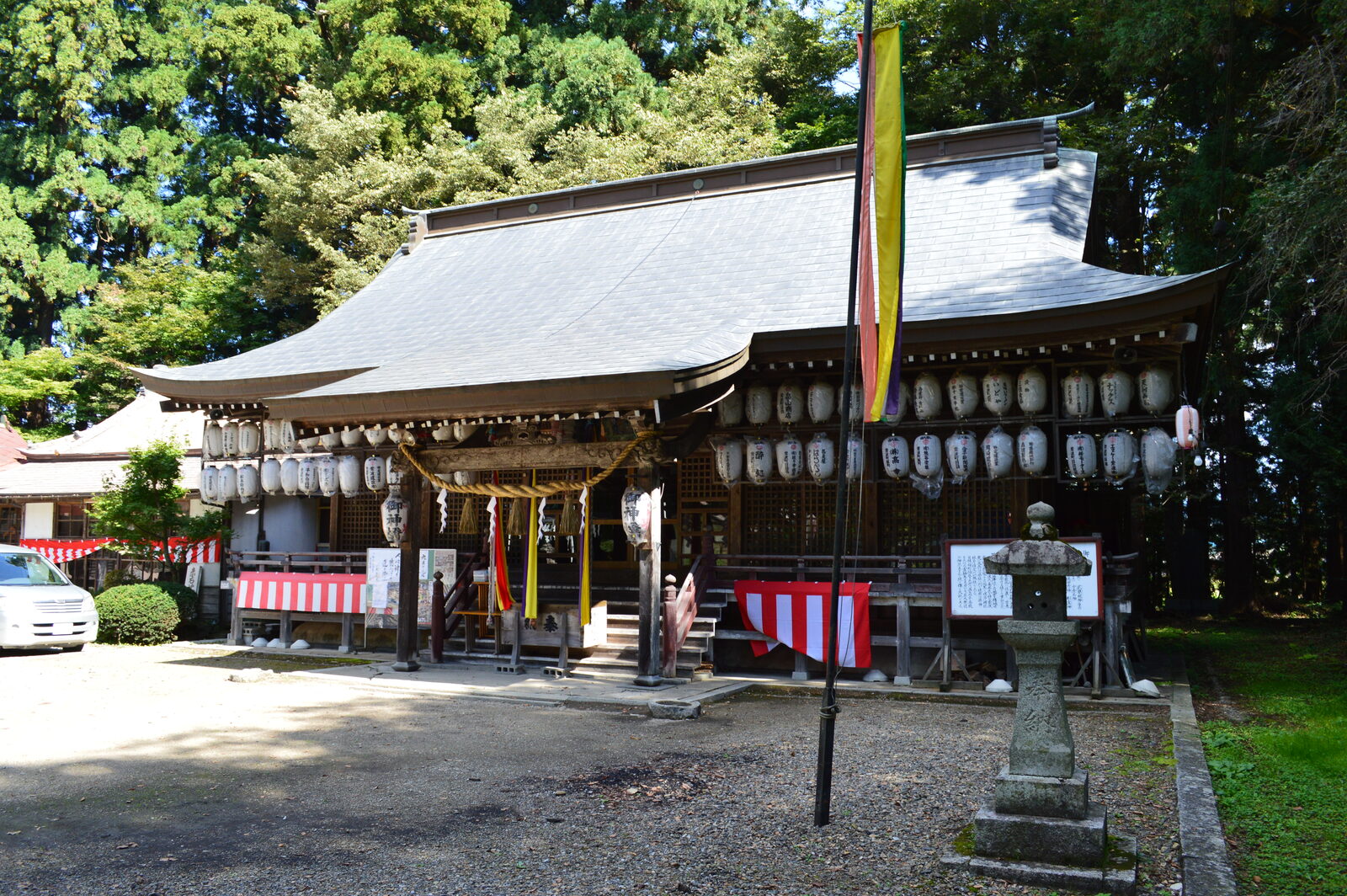 提灯が並ぶ志賀理和氣神社の拝殿