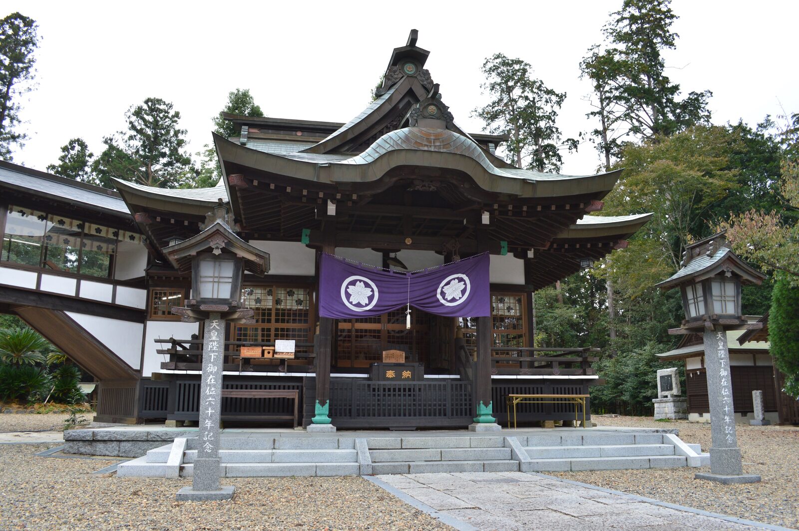 静神社の拝殿、総檜造の社殿