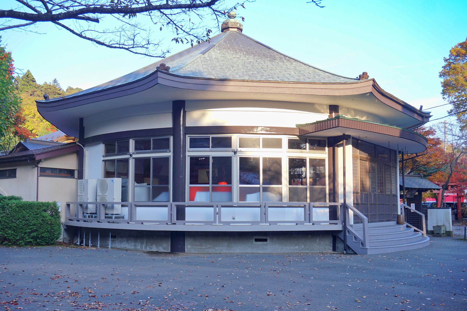 隣接する聖寿寺の境内