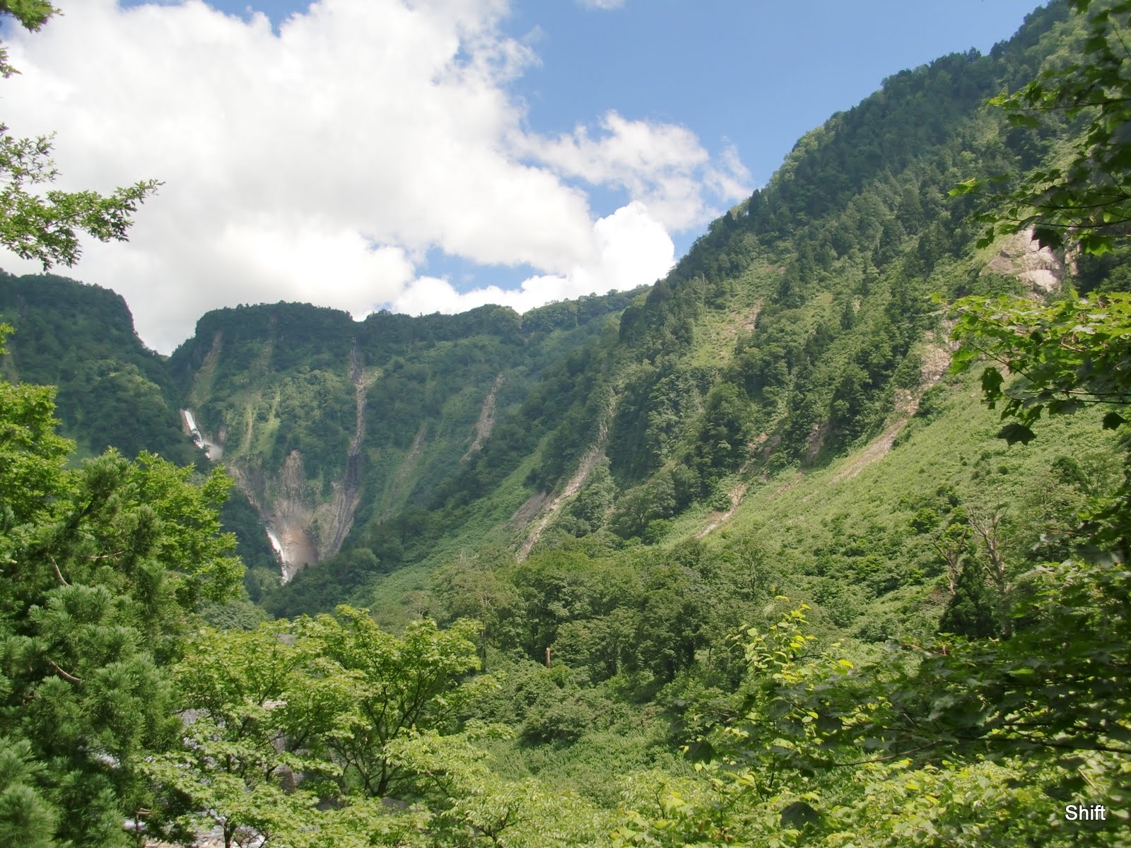 立山連峰から一気に流れ落ちる落差350mの称名滝の全景