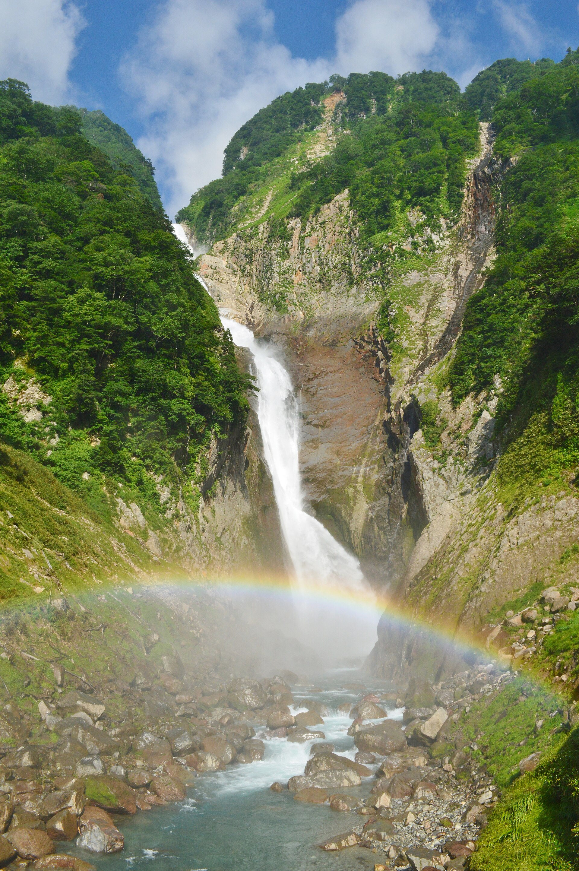 見上げた称名滝の全景