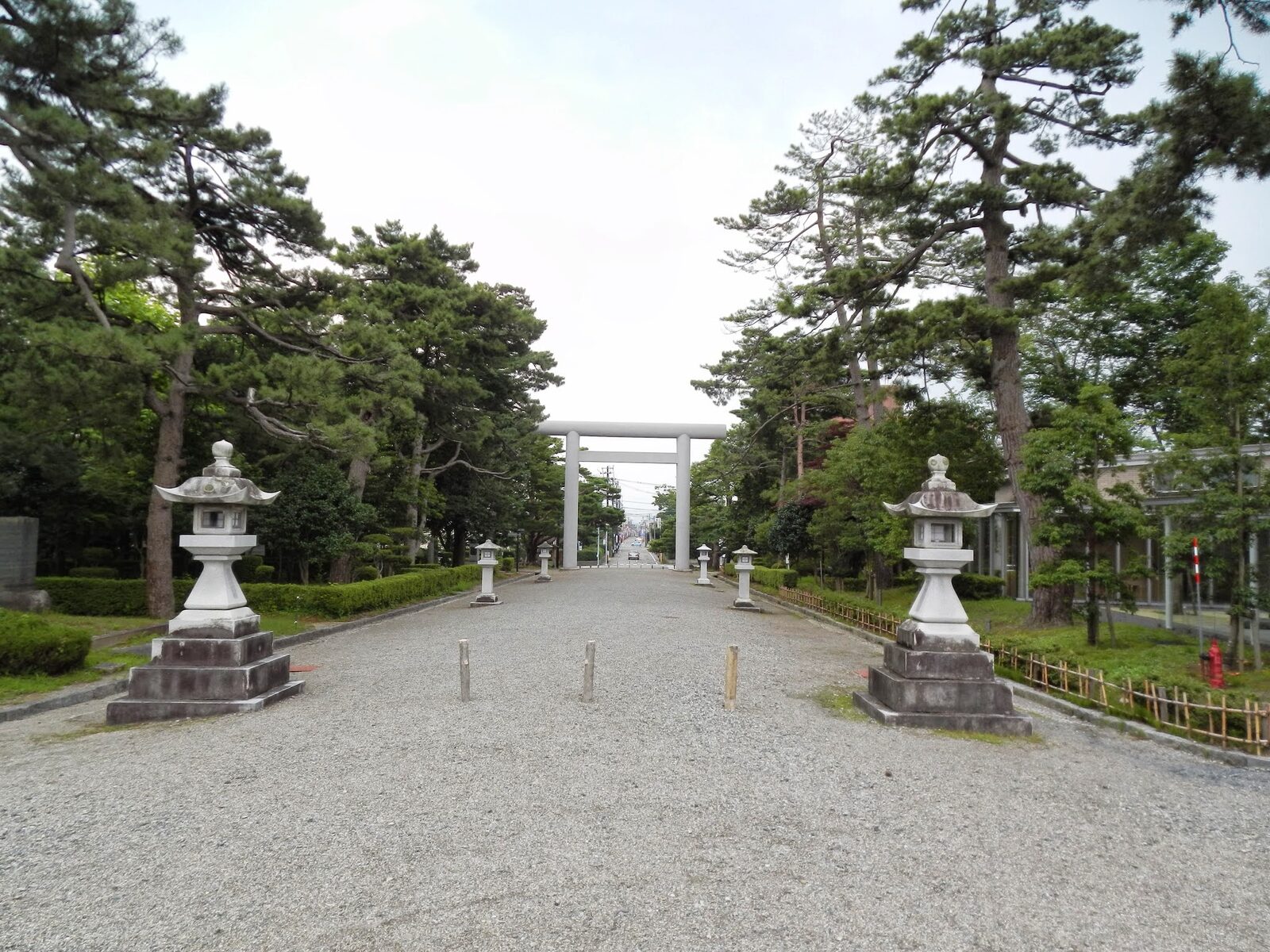 鶴岡公園、鶴ヶ岡城址に鎮座する荘内神社の大鳥居と参道