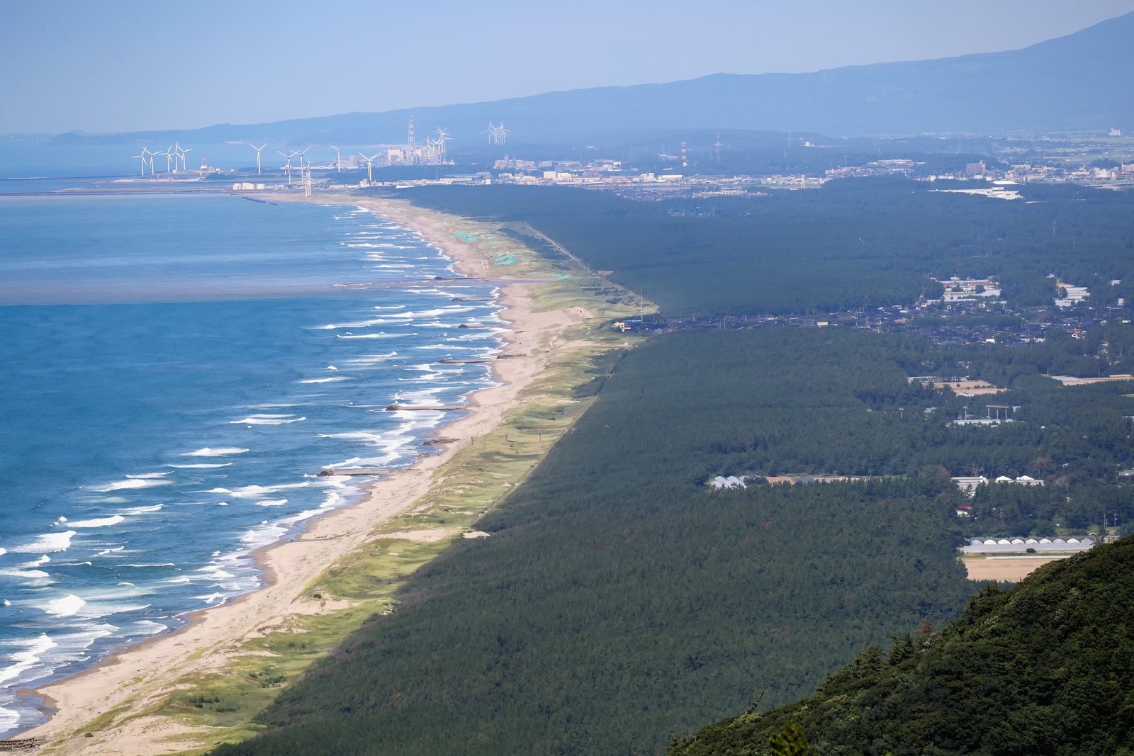 吹浦まで続く庄内砂丘と日本海の海岸線