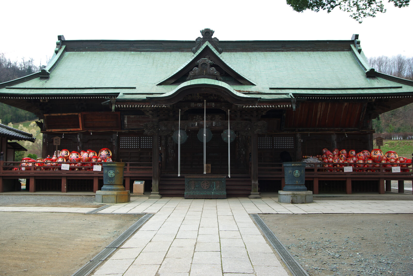 石段の上に立つ少林山達磨寺の本堂