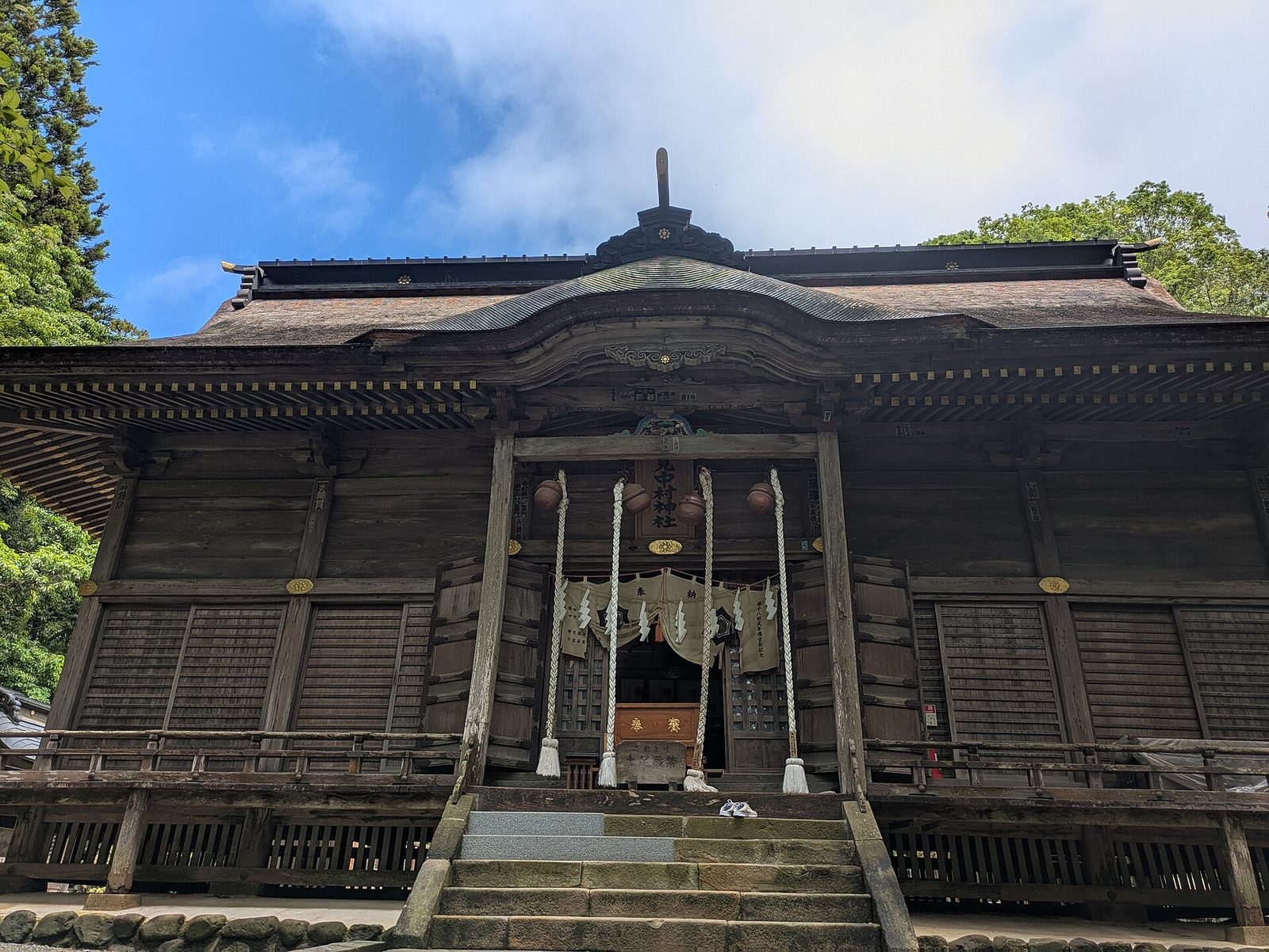 相馬中村神社の本殿正面、注連縄と茅葺屋根