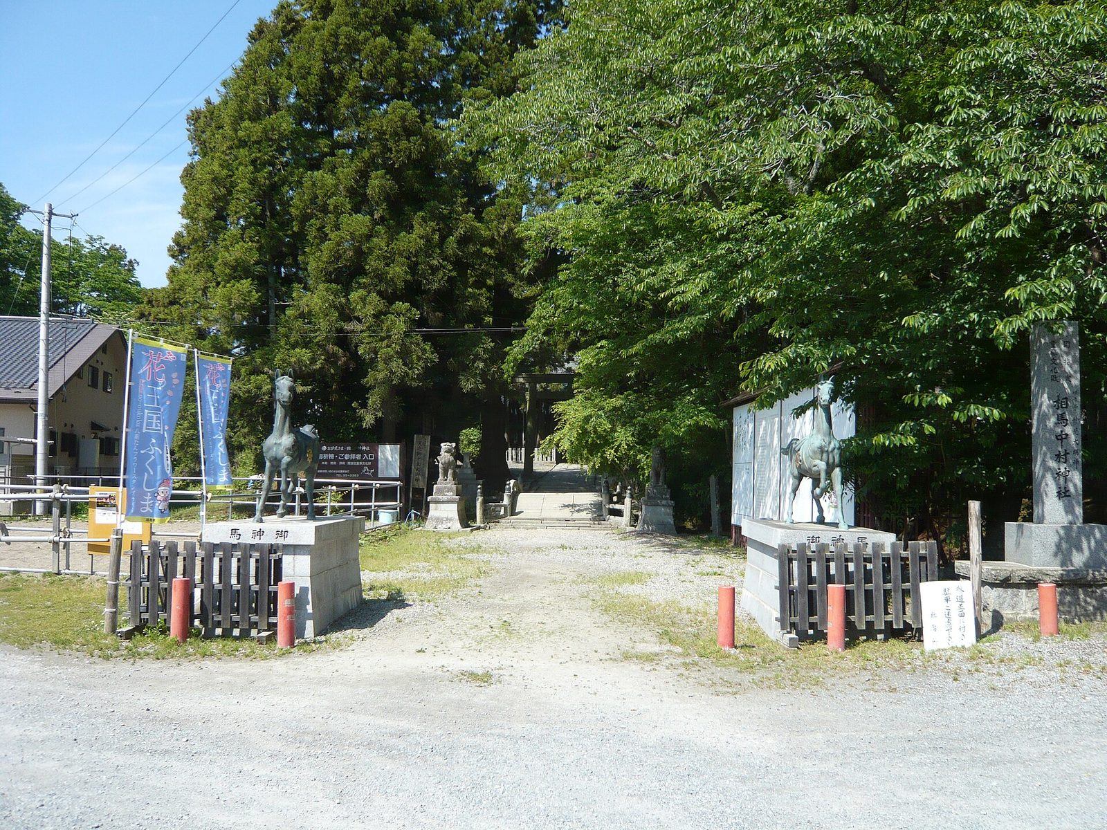 相馬中村神社の参道両脇に立つ神馬の像