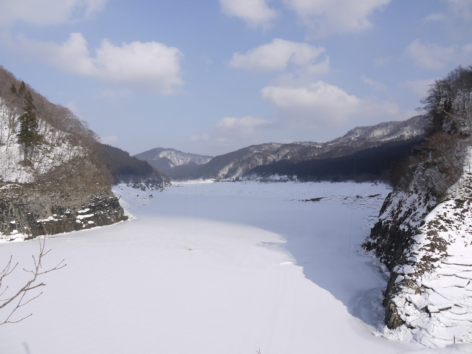 冬、雪と氷に包まれた素波里湖