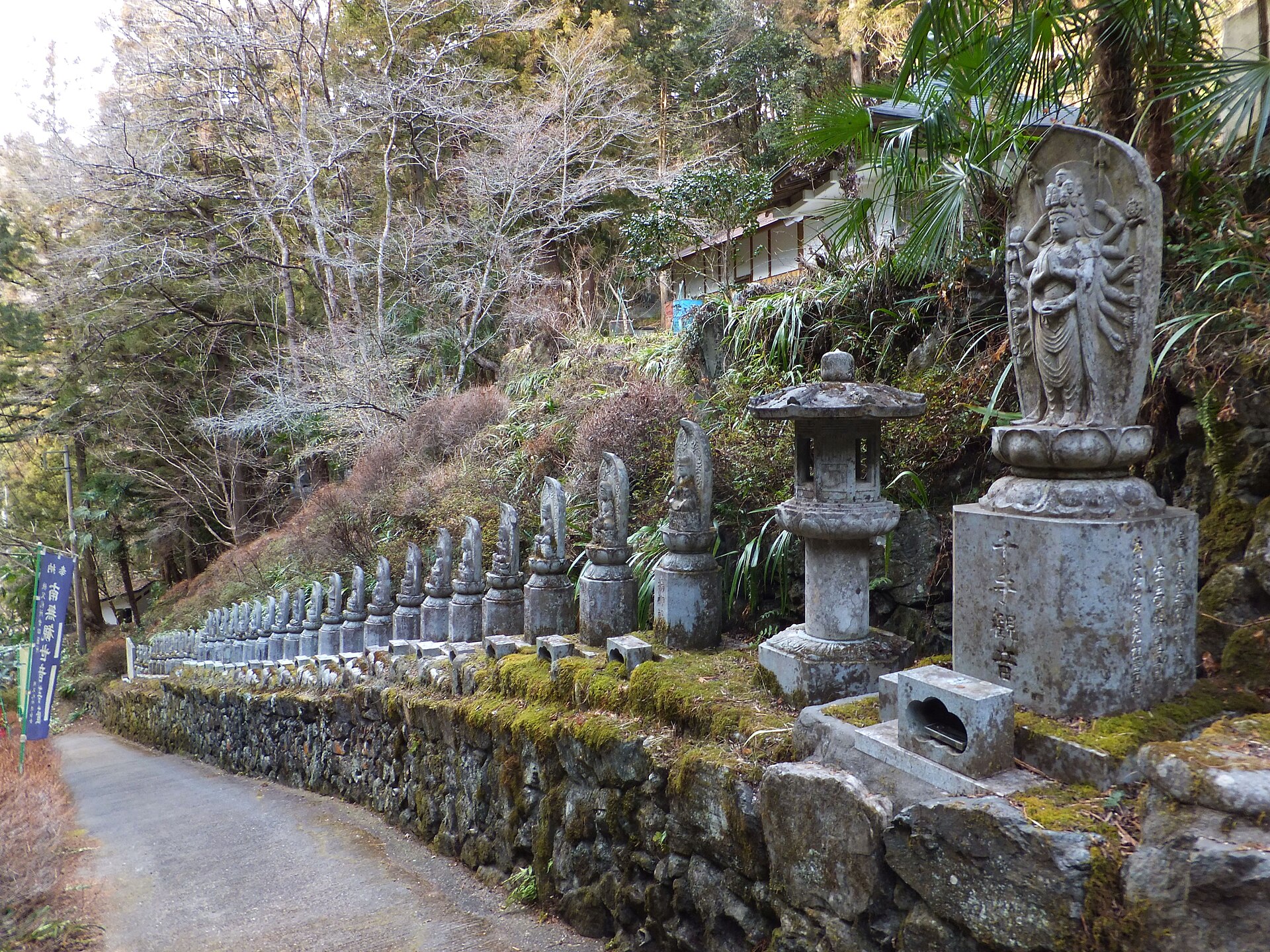 石仏が並ぶ水潜寺の参道