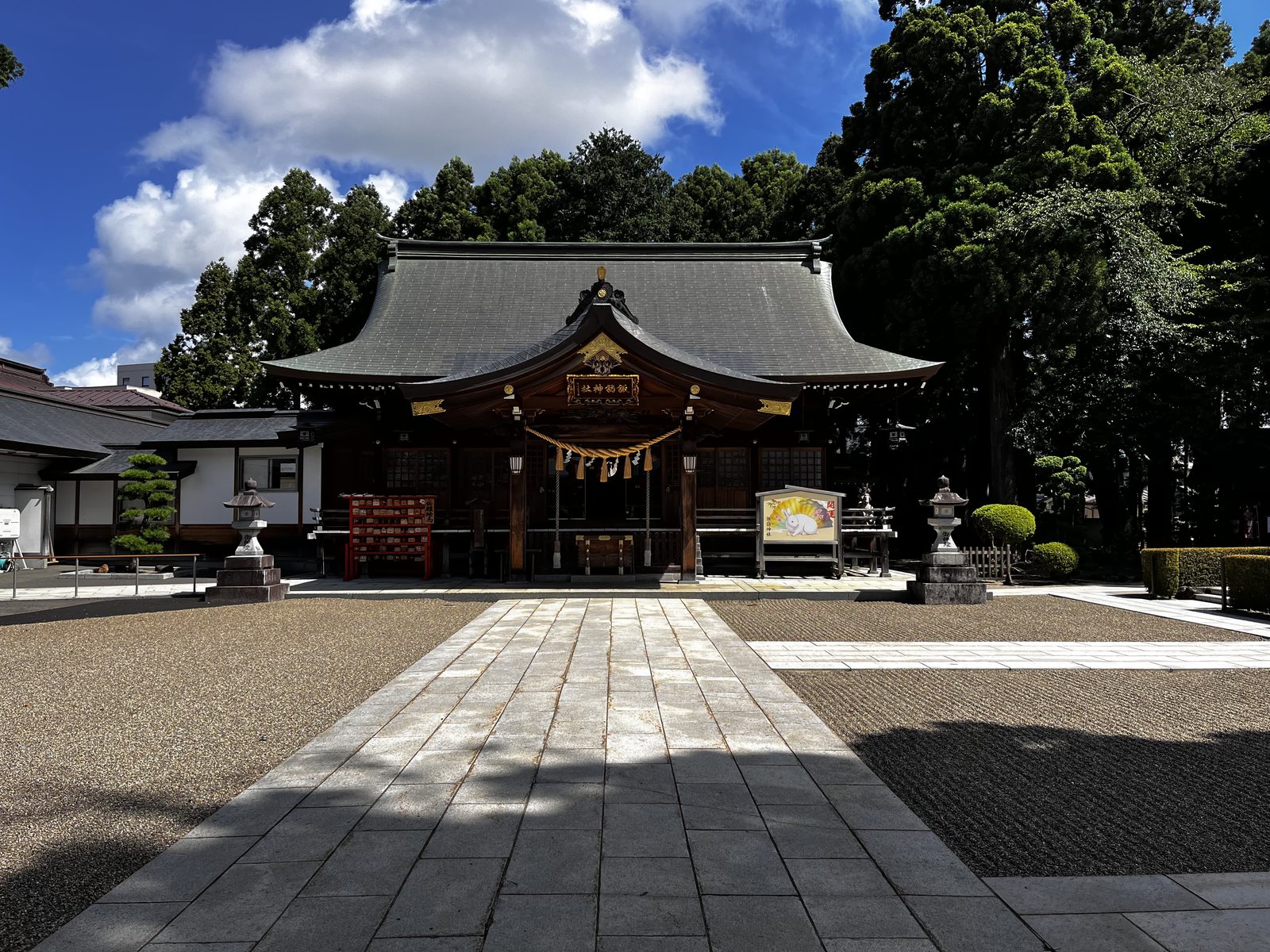 諏訪神社(北上市)の拝殿と境内