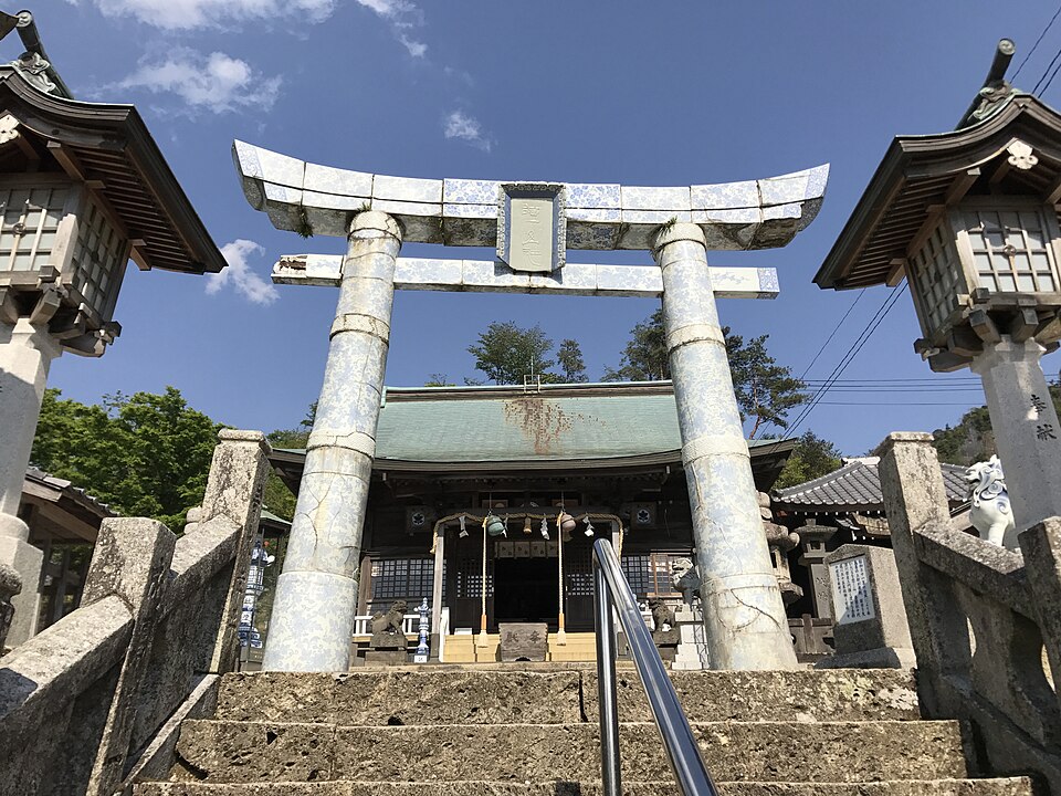 陶山神社の磁器製大鳥居と社殿
