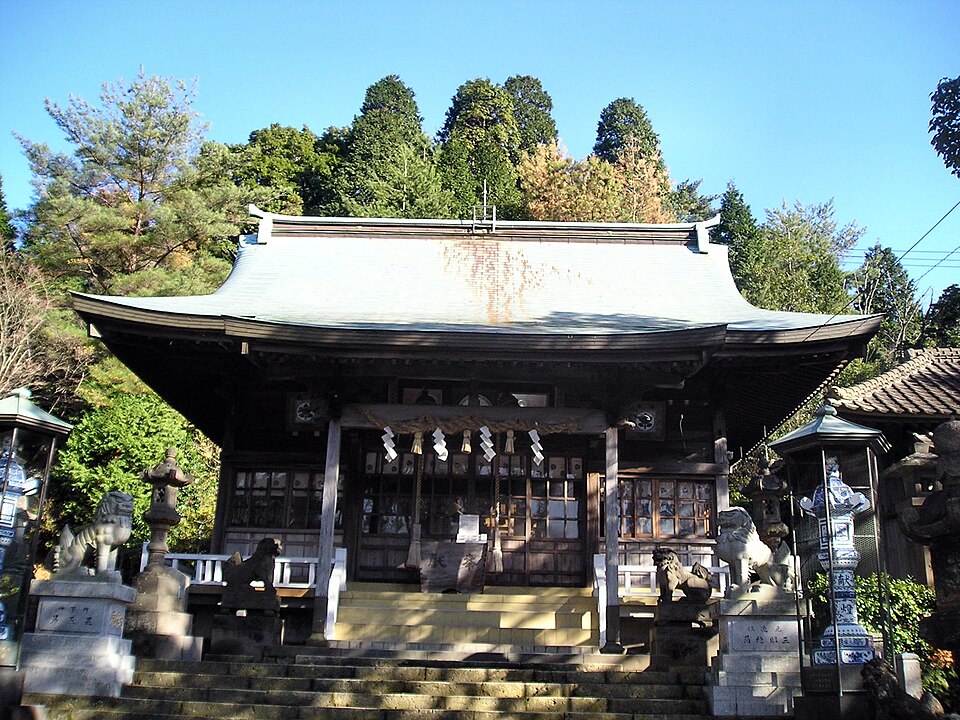陶山神社の社殿と狛犬、灯篭
