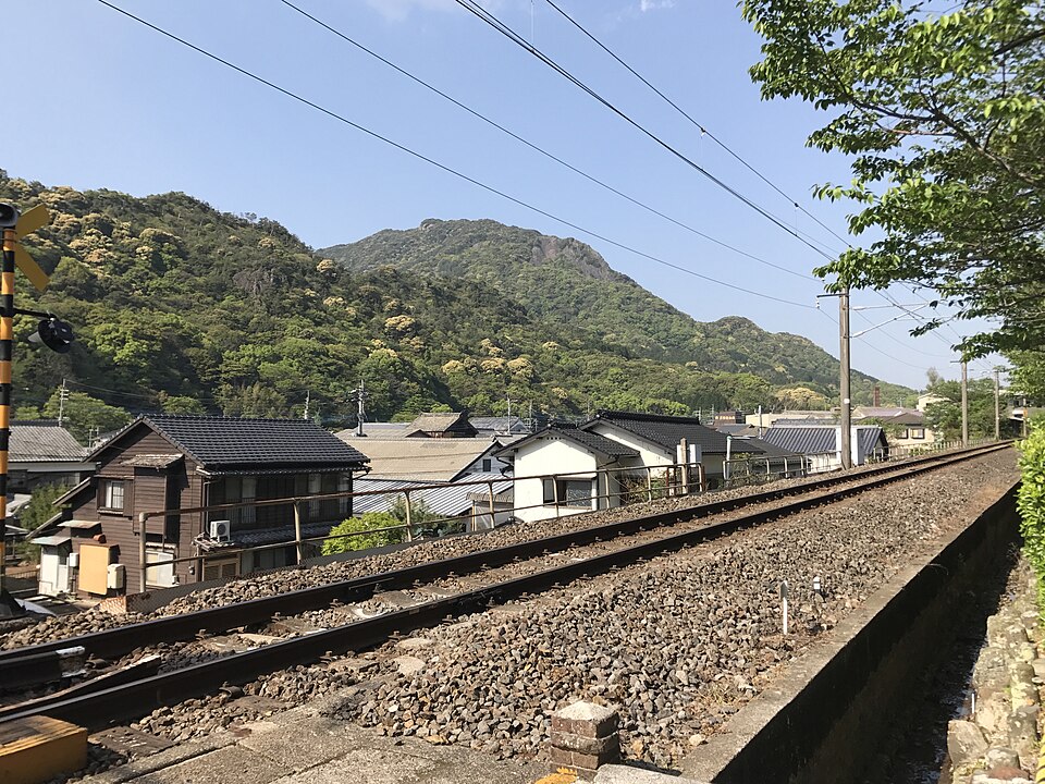 陶山神社の参道を横切るJR佐世保線の線路