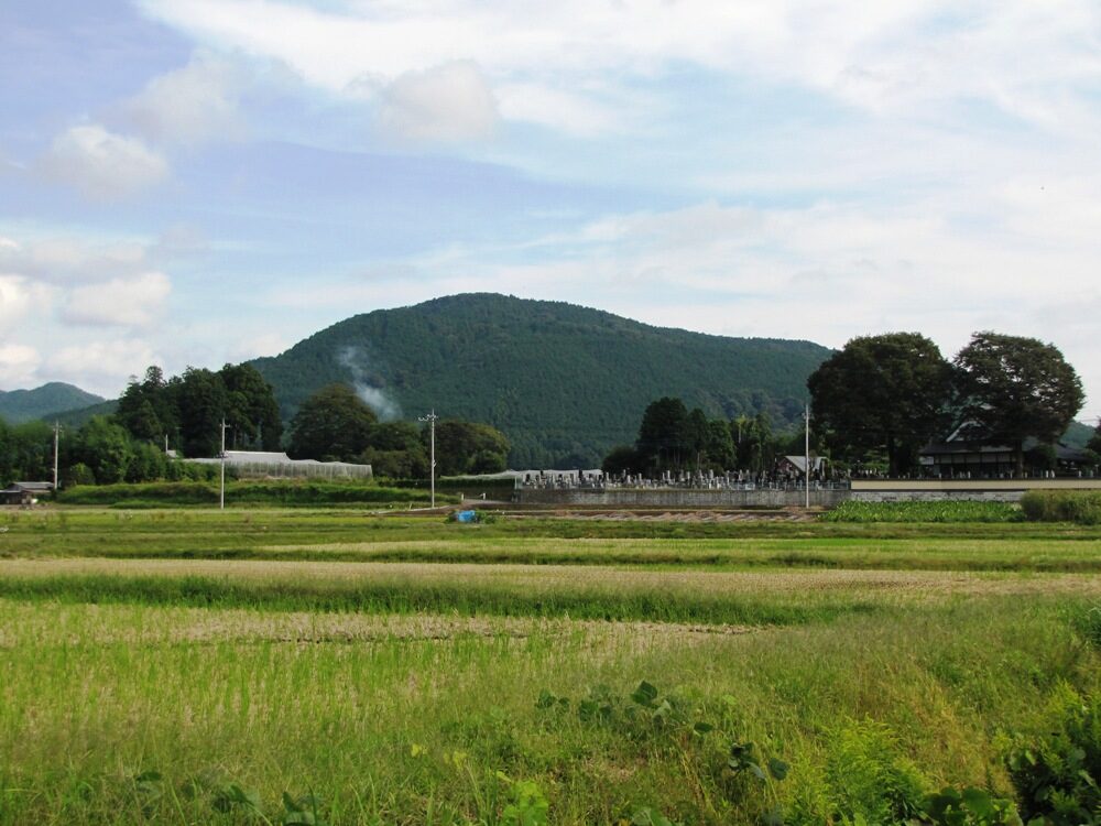 不動尊が鎮座する多気山の遠景