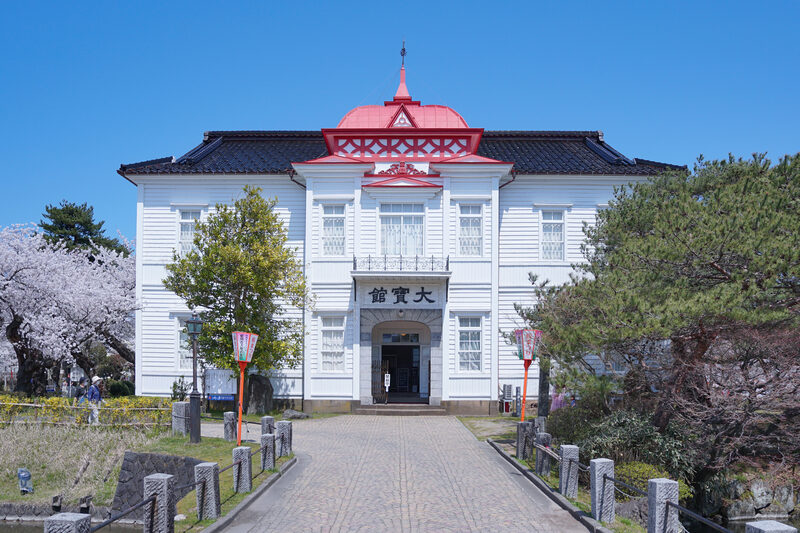 鶴岡公園内に立つ大宝館の洋風建築