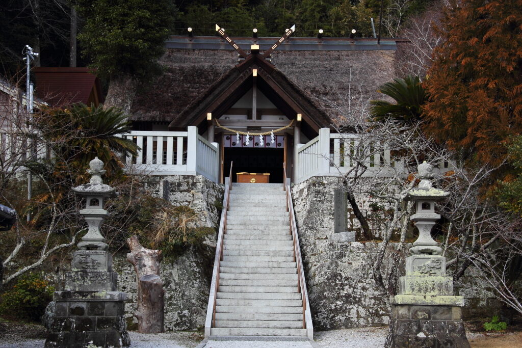 高家神社の参道と社殿