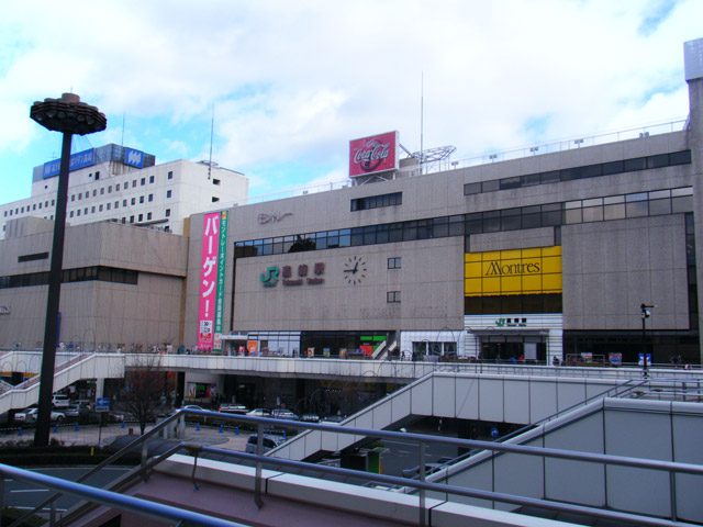 JR高崎駅西口の駅ビルと周辺の街並み