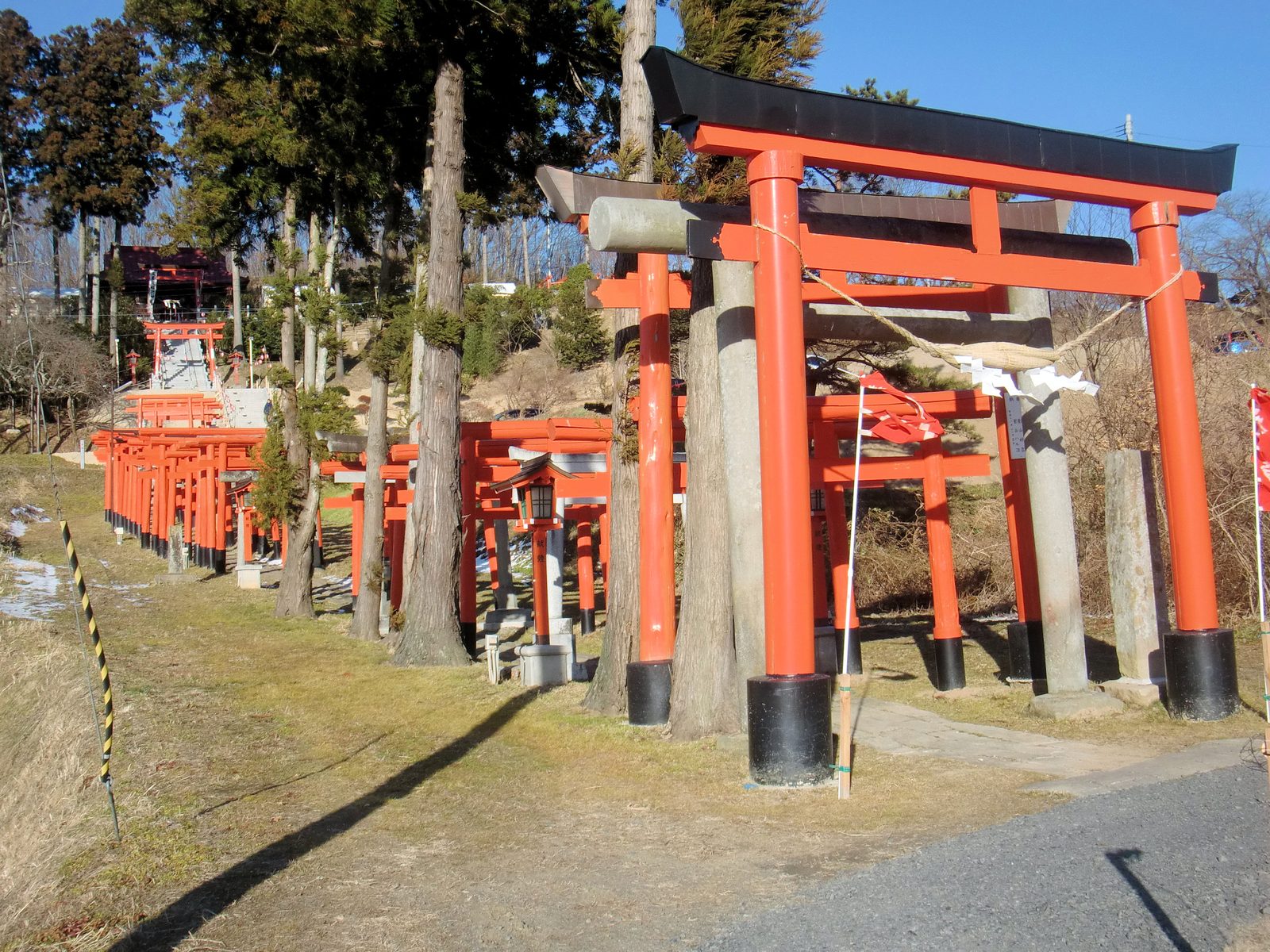 高屋敷稲荷神社、雪の残る参道に連なる朱鳥居