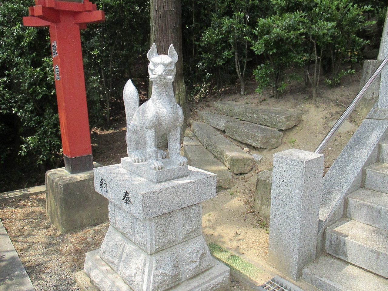 高屋敷稲荷神社、境内に奉納された白狐の像