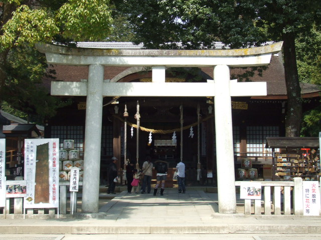 武田神社の鳥居と拝殿