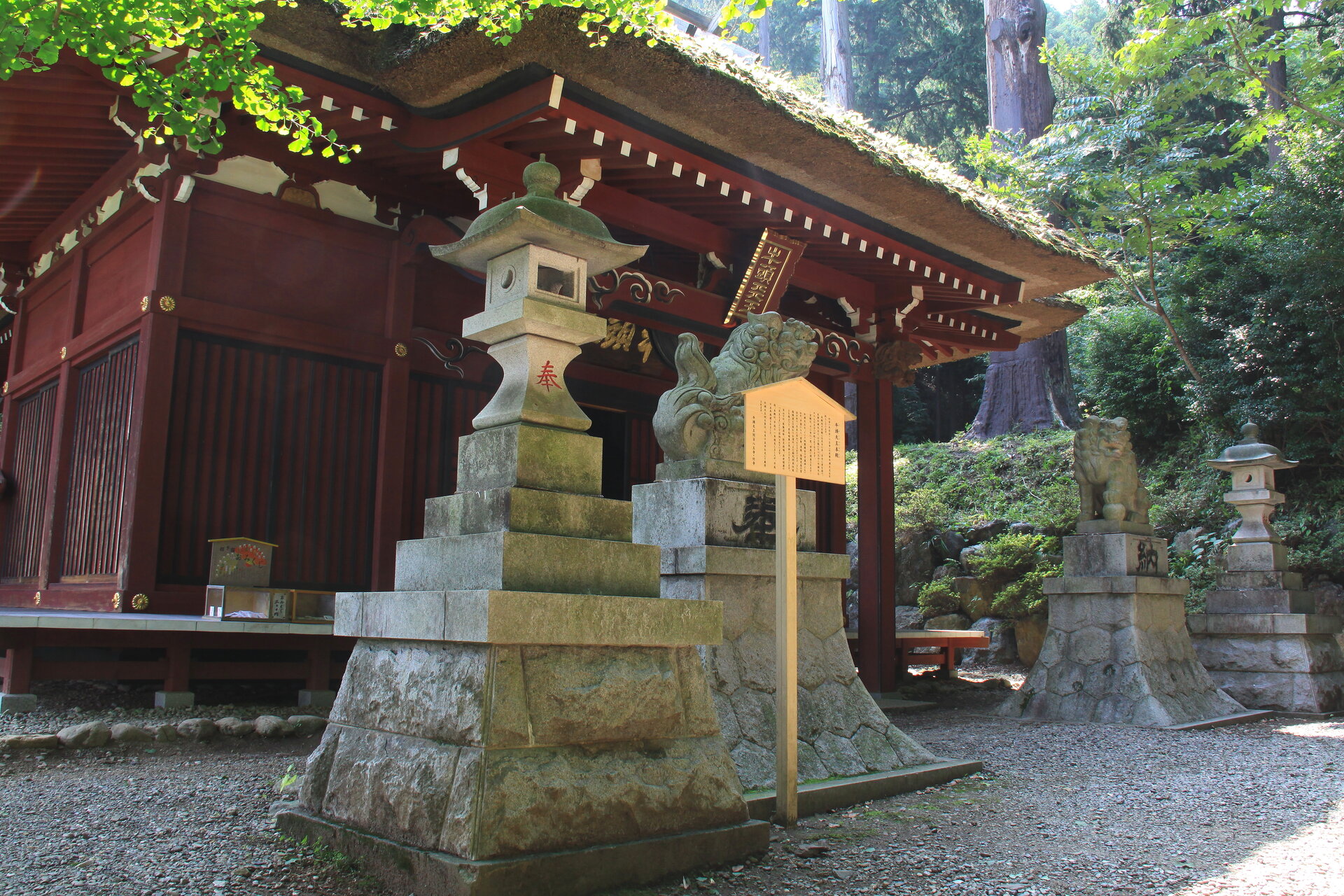 竹寺牛頭天王社の社殿と灯籠