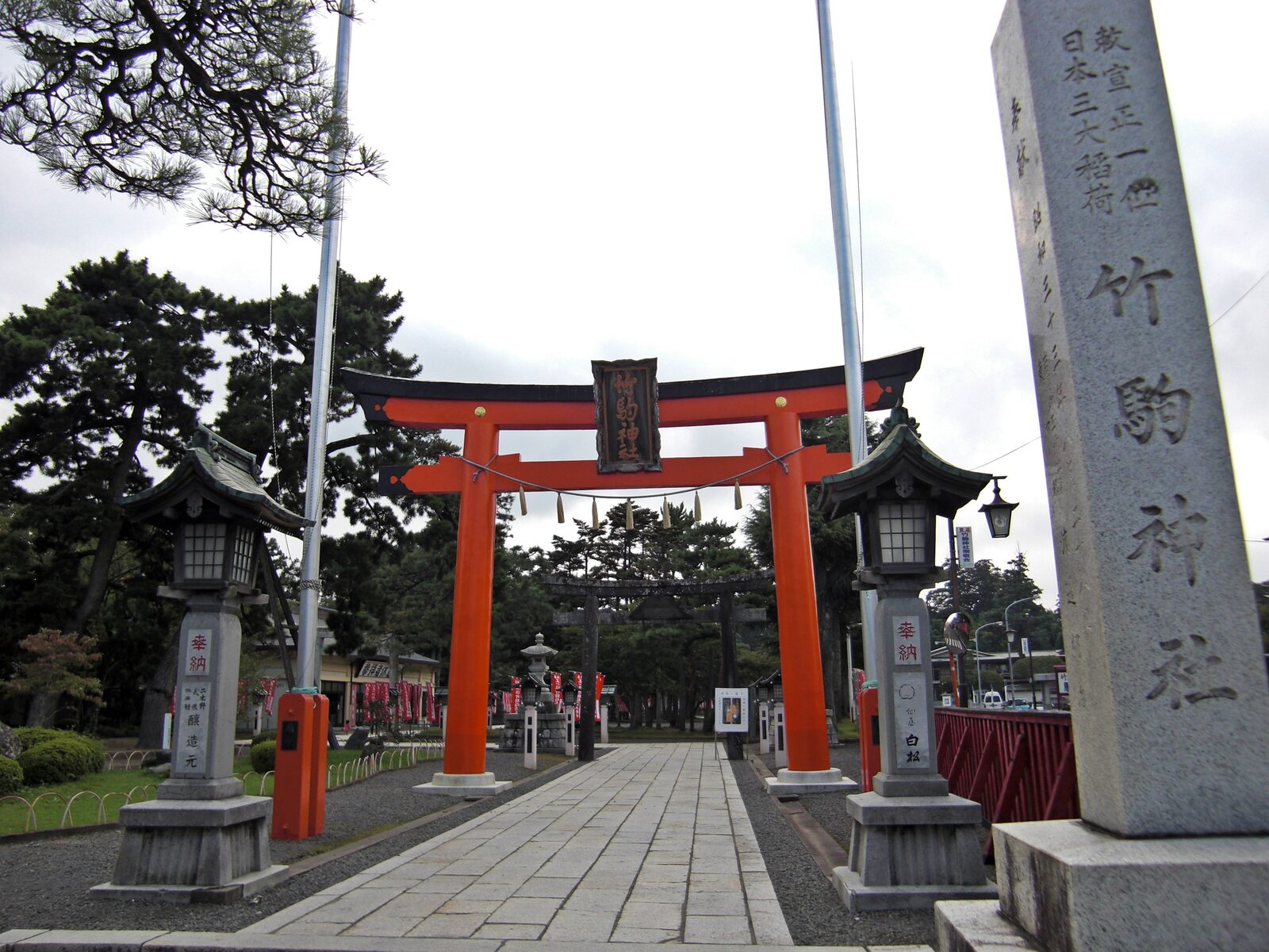竹駒神社の大鳥居と参道